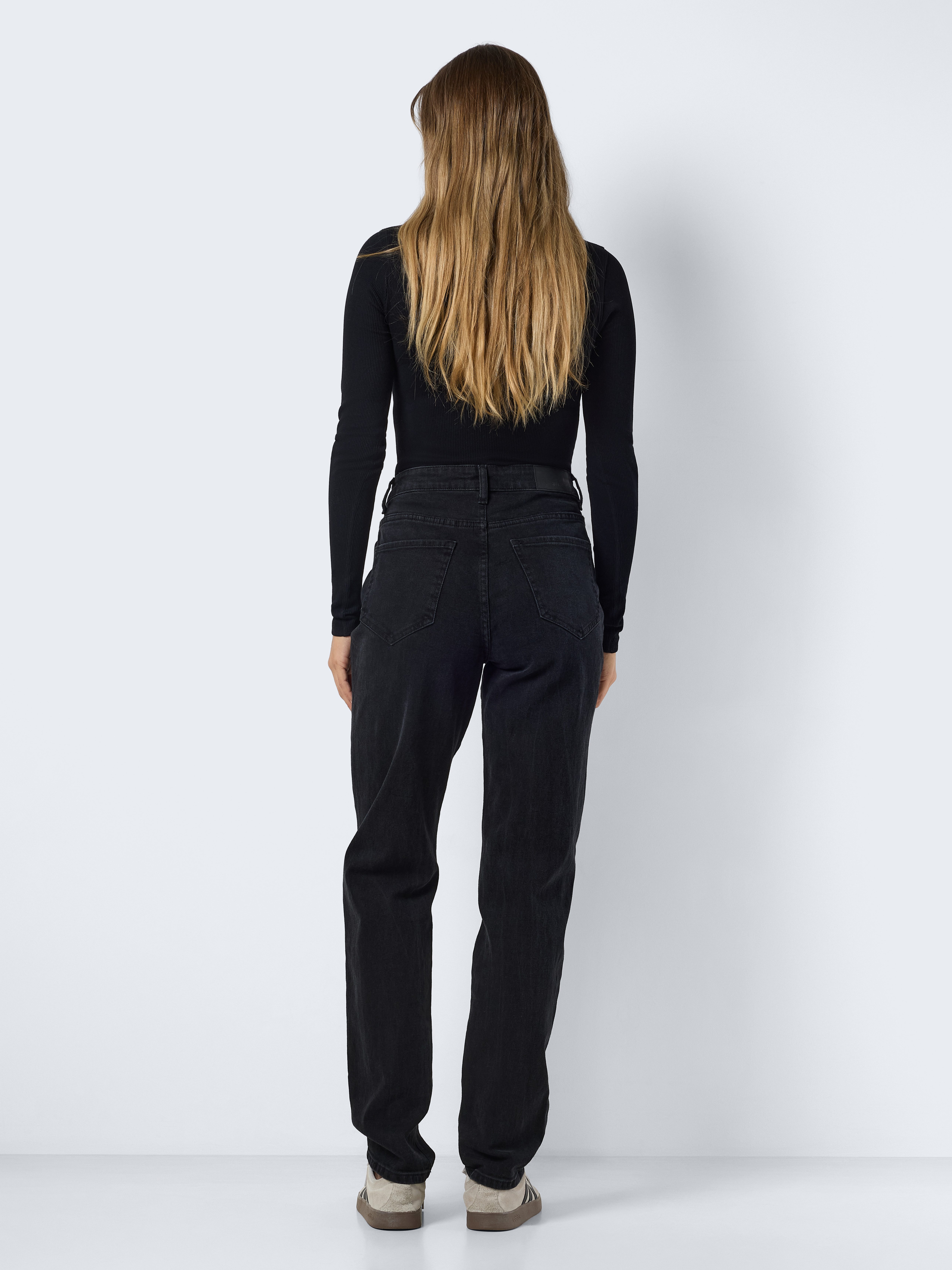 Noisy may High-waist jeans NMDAISY HW MOM FIT JEAN BLACK FWD NOOS
