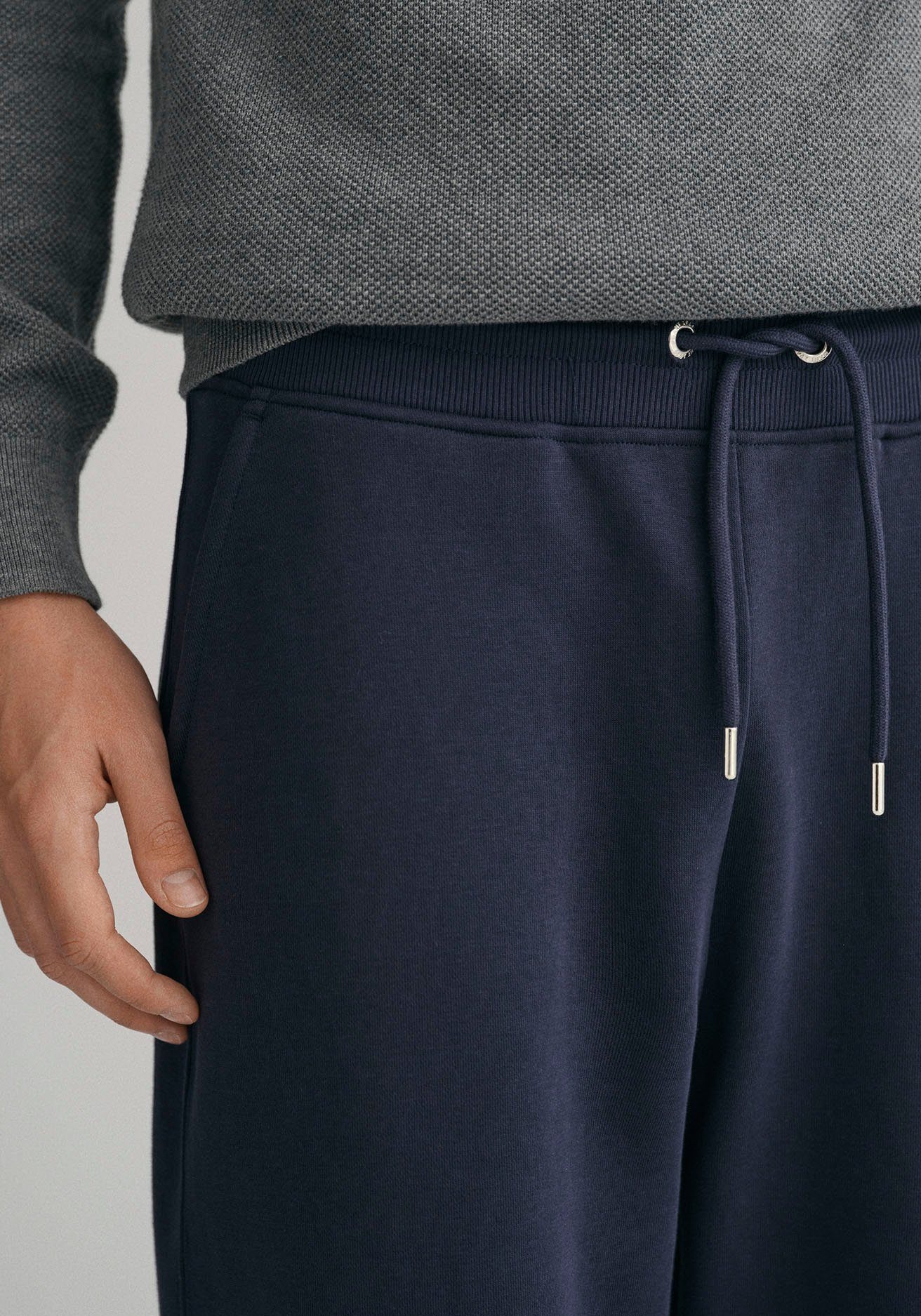 Gant Sweatbroek REG SHIELD SWEATPANTS met logo-borduurwerk onder de boord