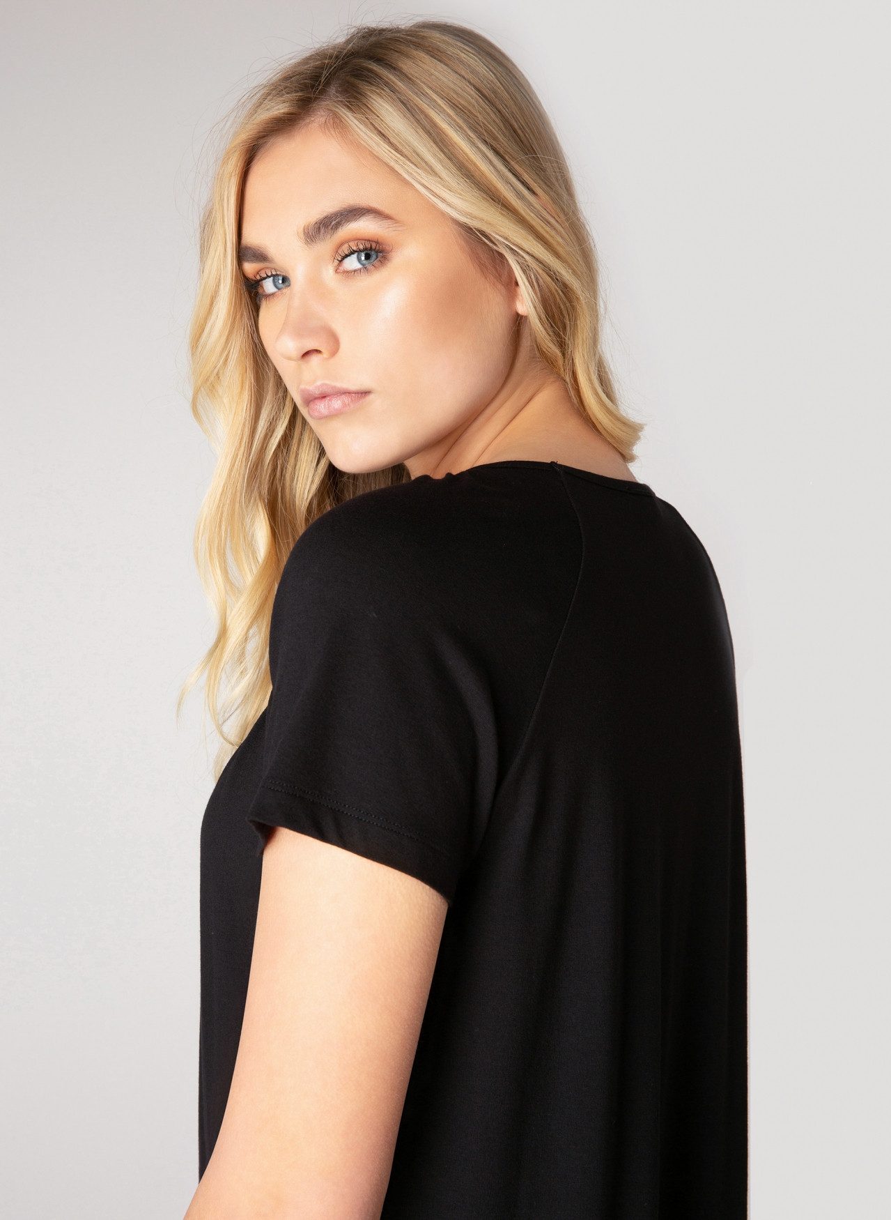 Base Level T-shirt Yona met plooien bij de hals en een elastische tailleband