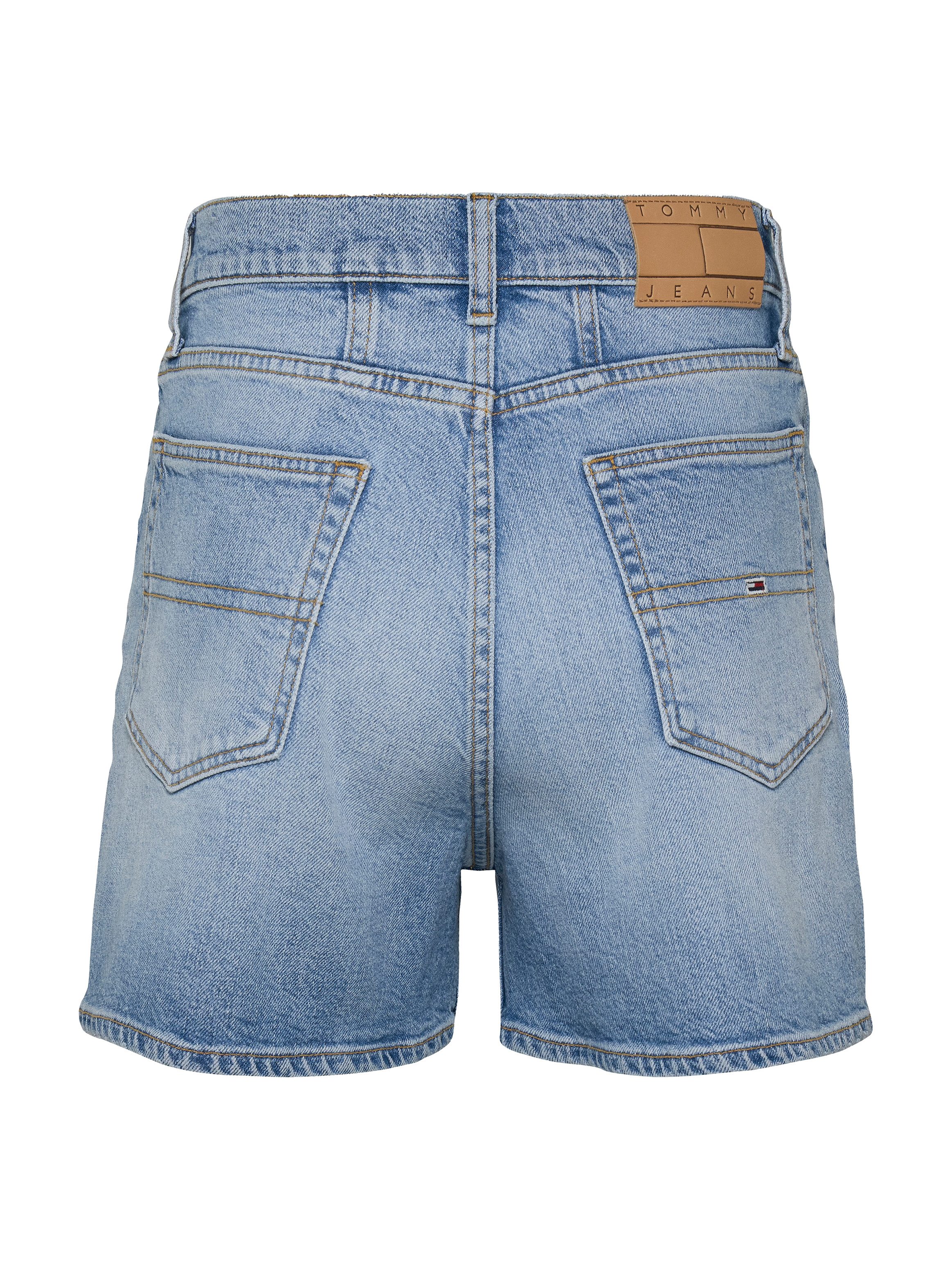 TOMMY JEANS Short MOM SHORT BI0112 met logo-badge, in blauwe wassing