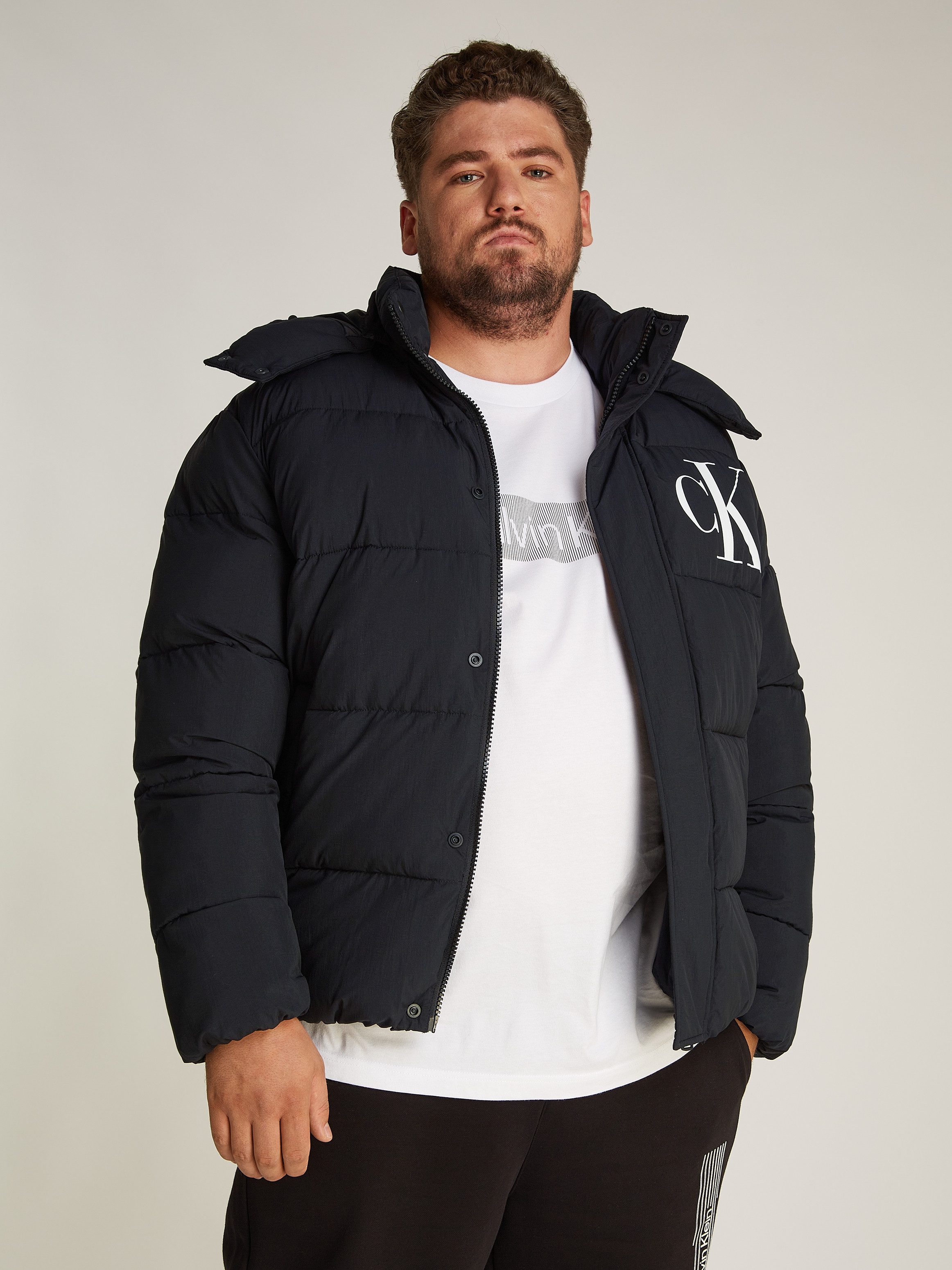 Calvin Klein Jeans Plus Outdoorjack Plus Essentials Non Down Jacket in grote maten met logo-embossing