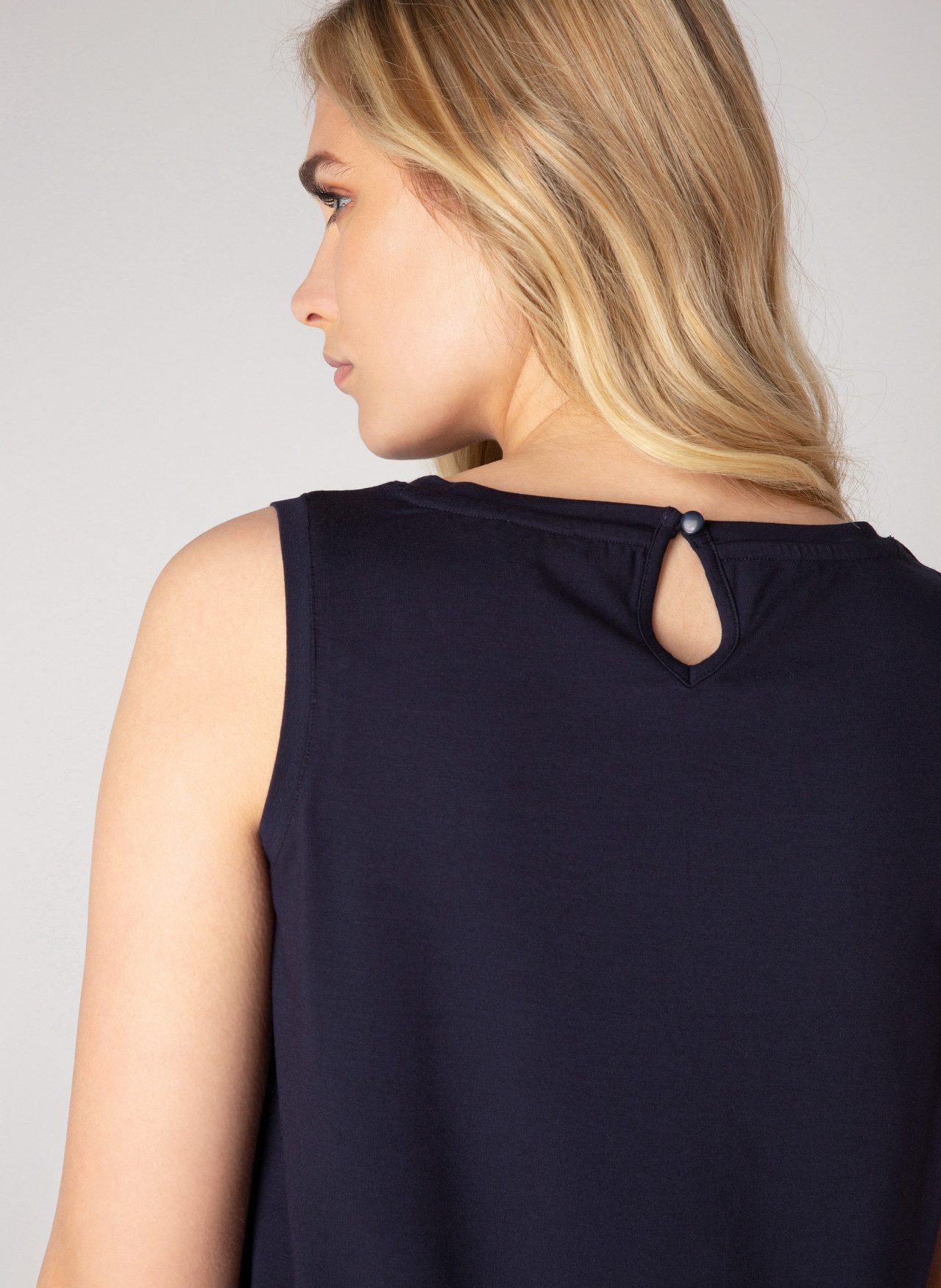 Base Level Shirttop Yasmin 1-knoopsluiting in de nek
