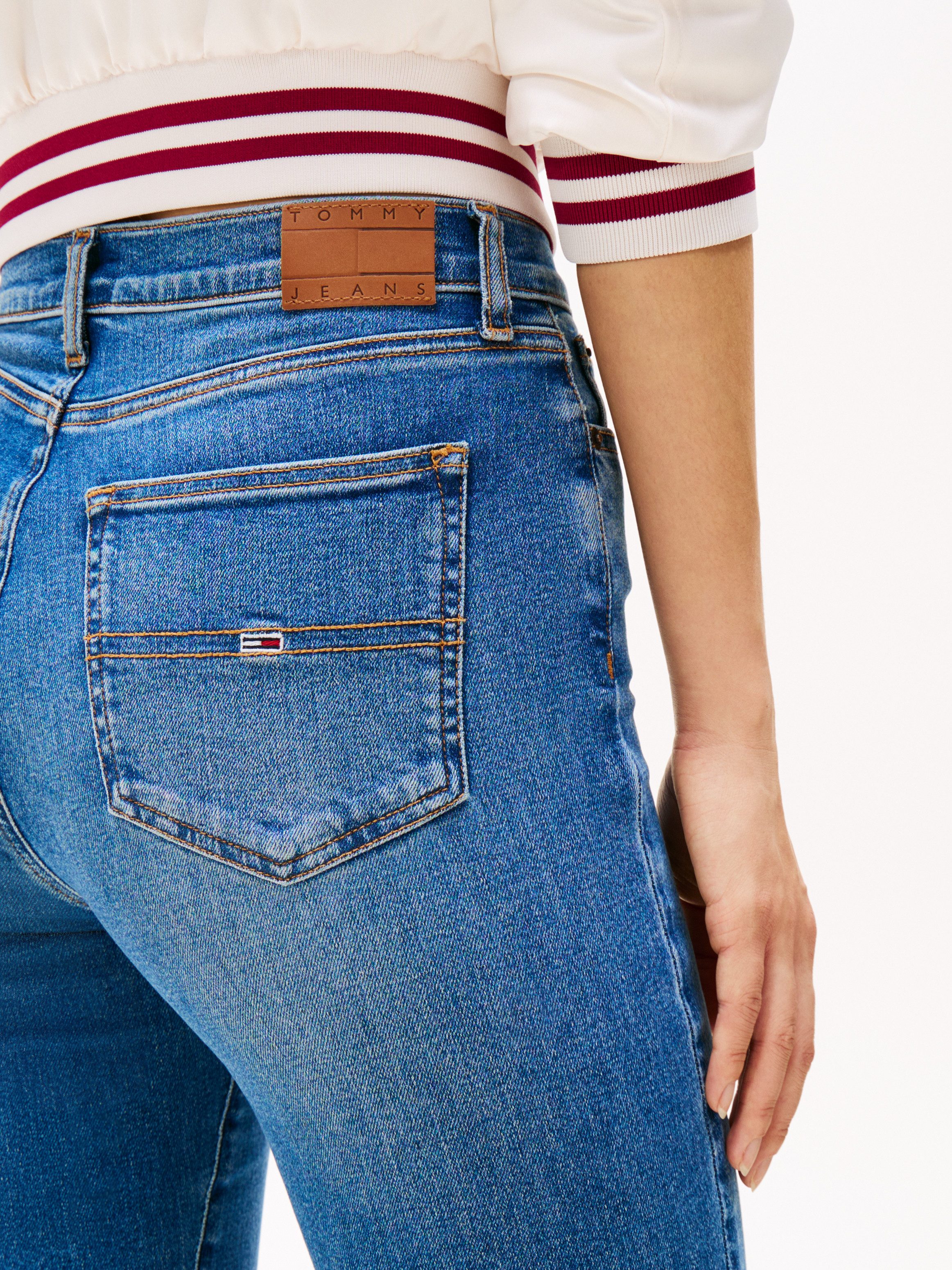 TOMMY JEANS Bootcut jeans SYLVIA HGH FLR BI1267 Wijd pijpform en logo borduursel op de achterzak