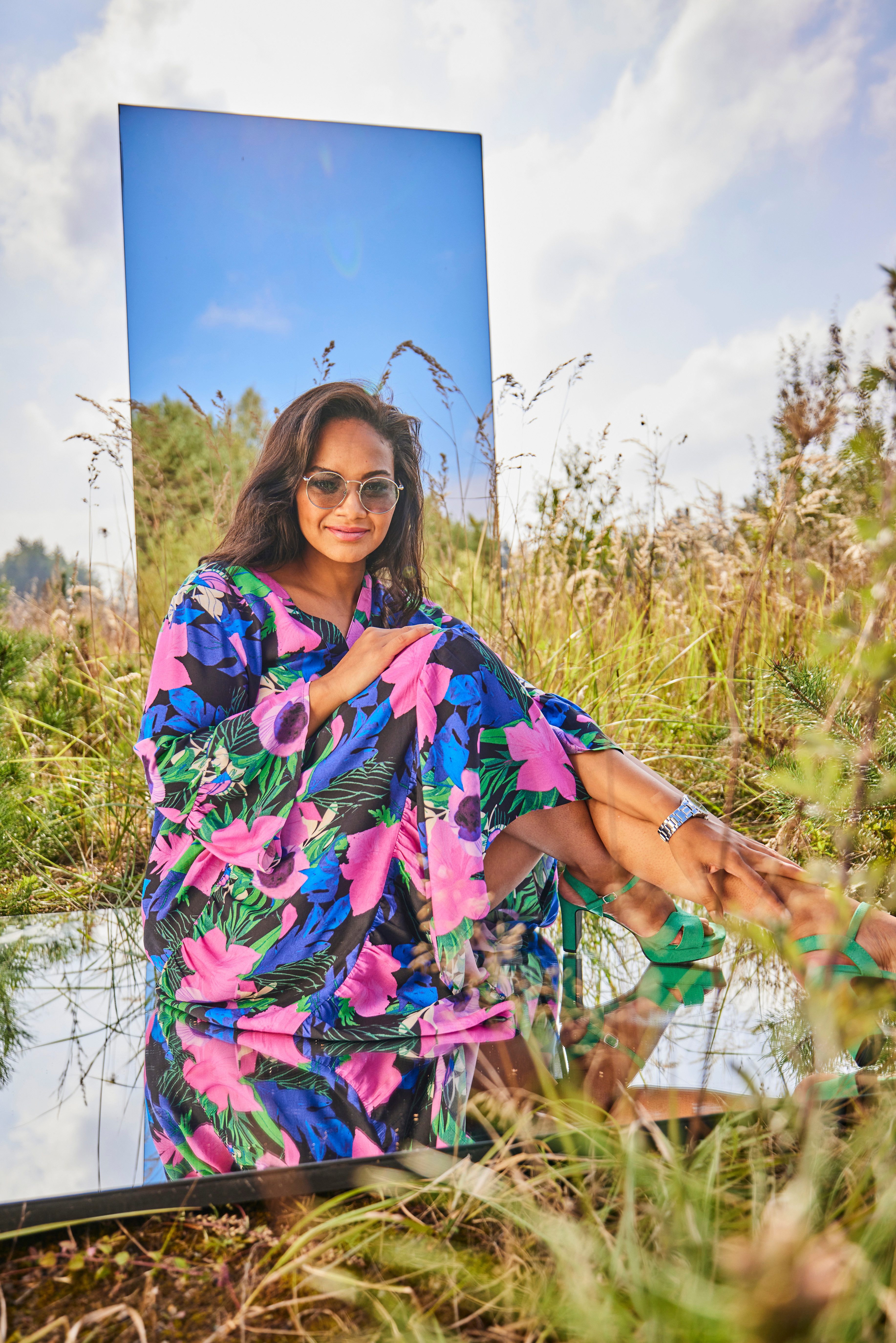 Aniston PLUS Midi-jurk met kleurrijke, grootschalige bloemenprint - nieuwe collectie