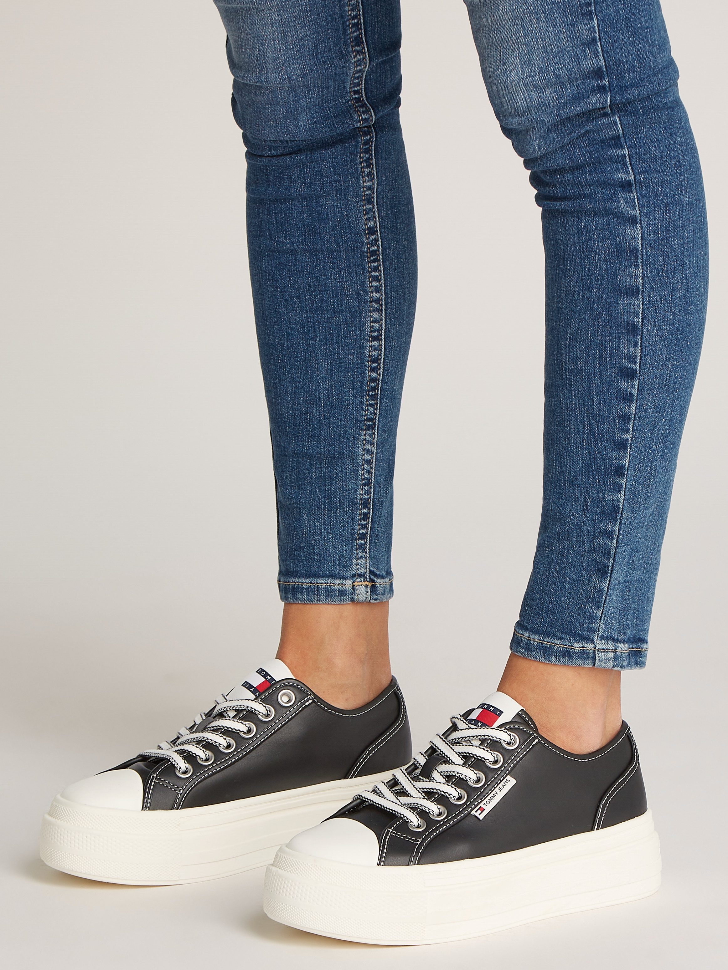 TOMMY JEANS Plateausneakers TJW FOXING VULC LC LEATHER , vrijetijdsschoen, lage schoen, veterschoen, contrast-veters