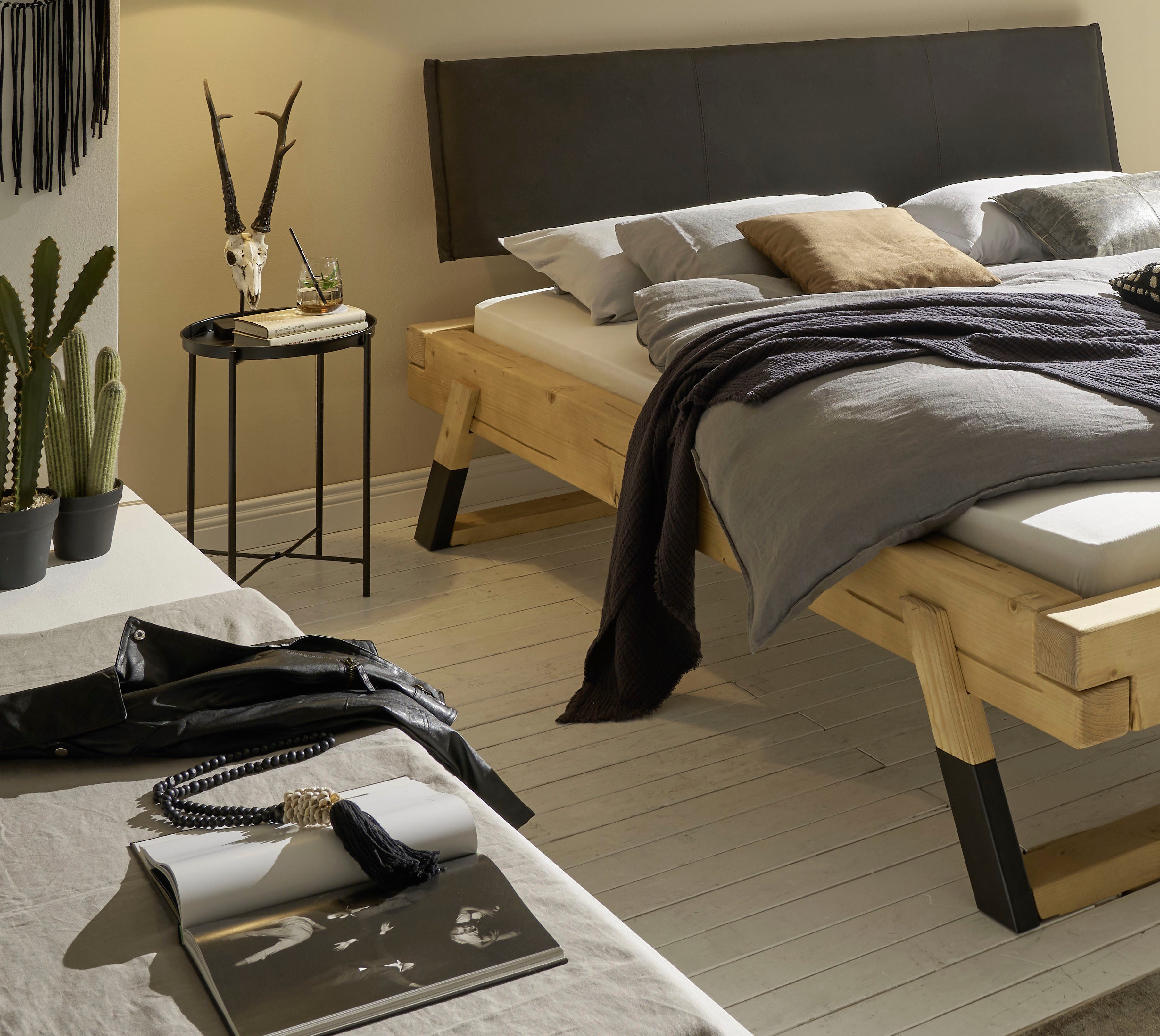 Schlafkontor Bedframe Lobia massief houten bed, gestoffeerde hoofdeinde 180x200 cm, tweepersoonsbed in natuurlijk vurenhout