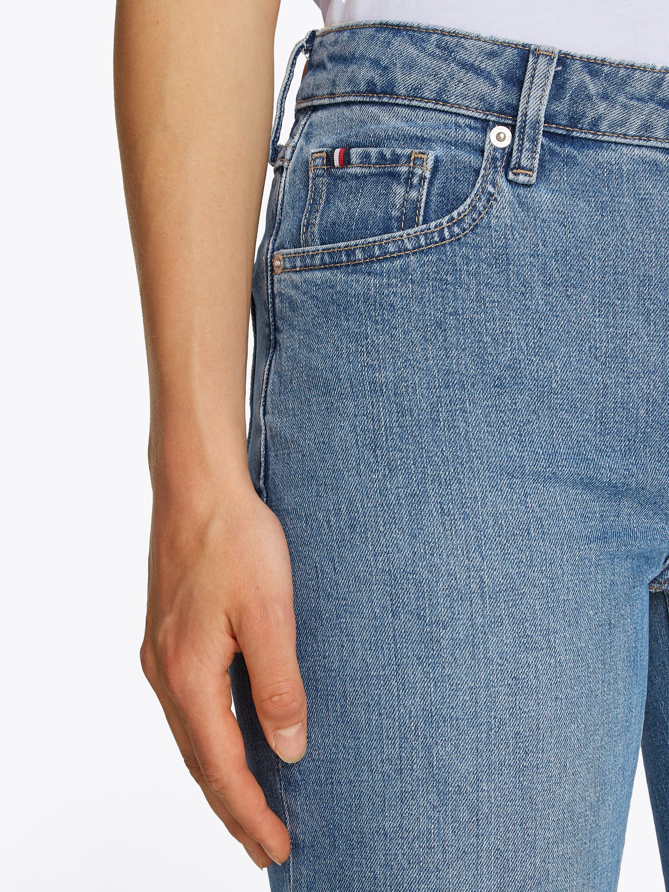 Tommy Hilfiger Straight jeans CLASSIC STRAIGHT RW ECRU met logo-badge, in enkel-lengte