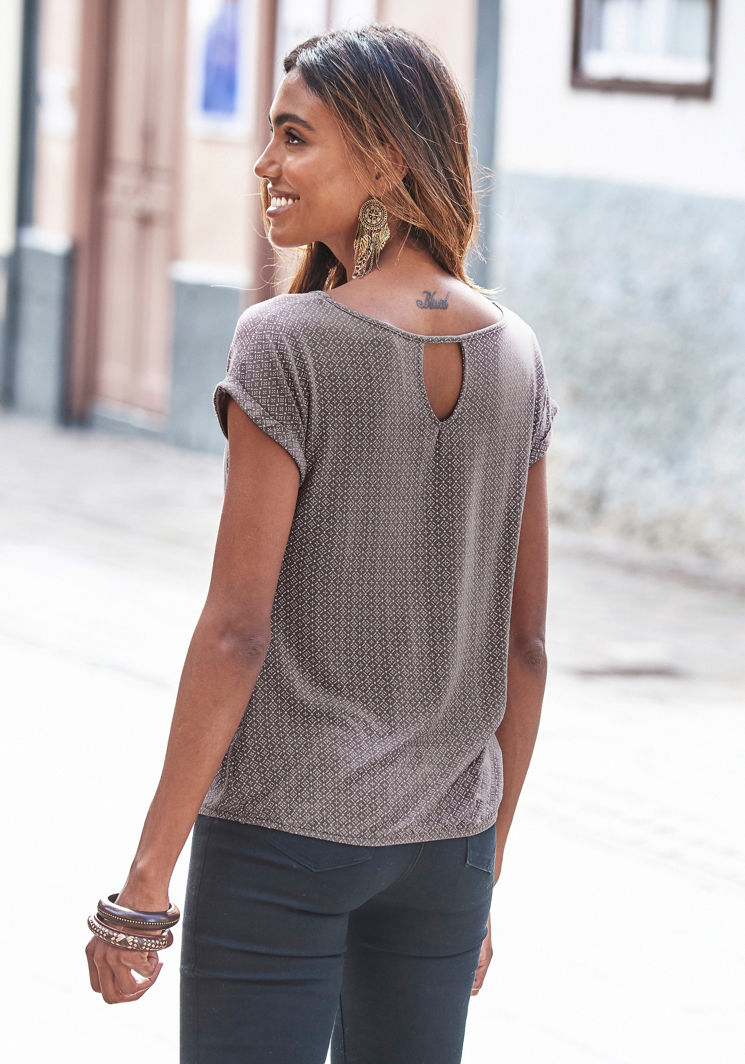 Lascana Shirt met korte mouwen Met modieuze cut out van zachte viscose-stretch (Set van 2)