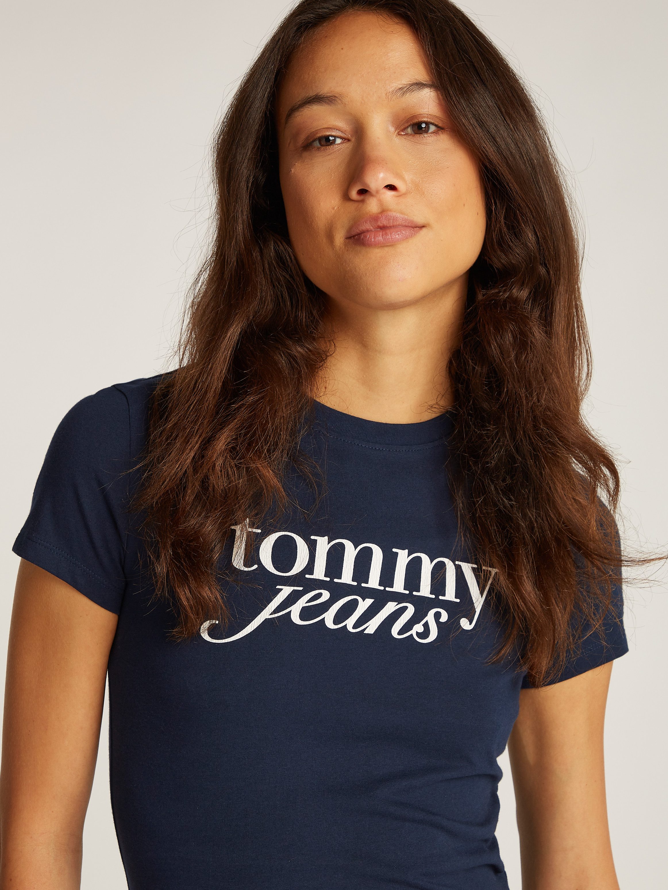 Tommy Jeans Curve Shirt met ronde hals Shirt TJW SLIM ESSENTIAL in grote maten, logoprint op borsthoogte, met logoborduring