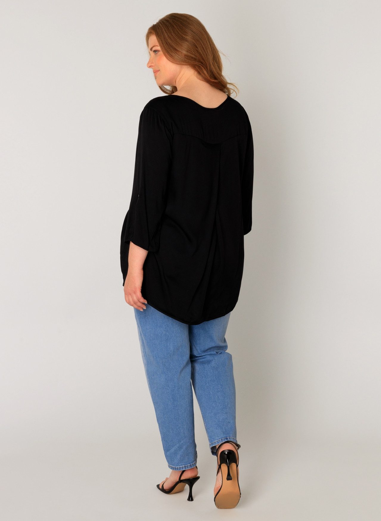 Base Level Curvy Shirtblouse Yanina met v-hals