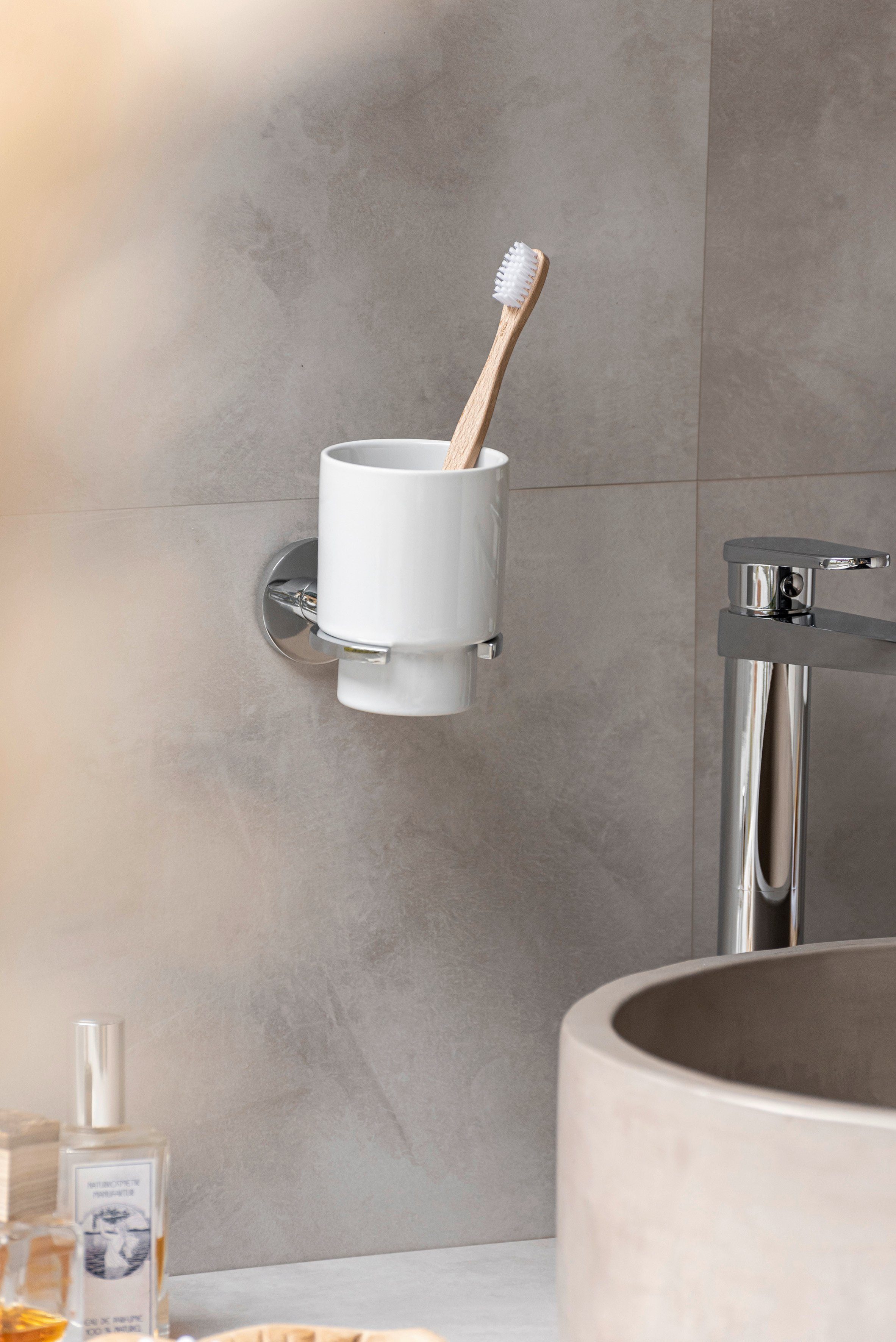 WENKO Poetsbeker UV-Loc® Isera bevestigen zonder boren met innovatief plaksysteem