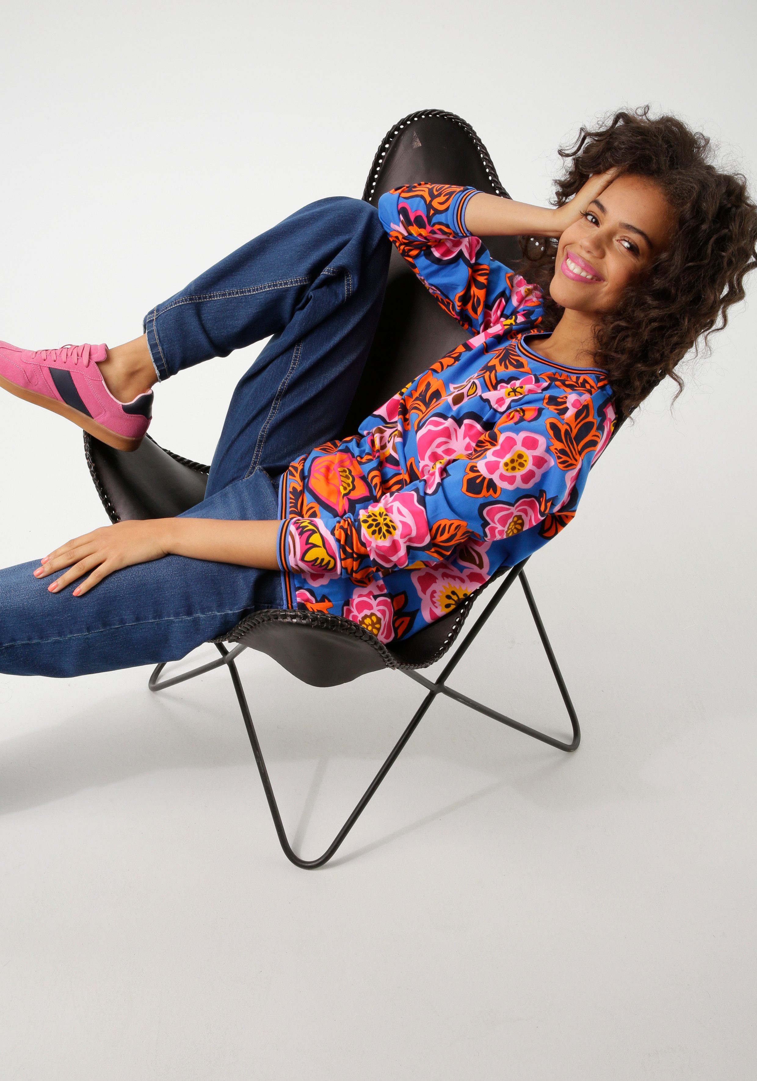 Aniston CASUAL Sweatshirt met grootschalige, grafische bloemenprint - nieuwe collectie