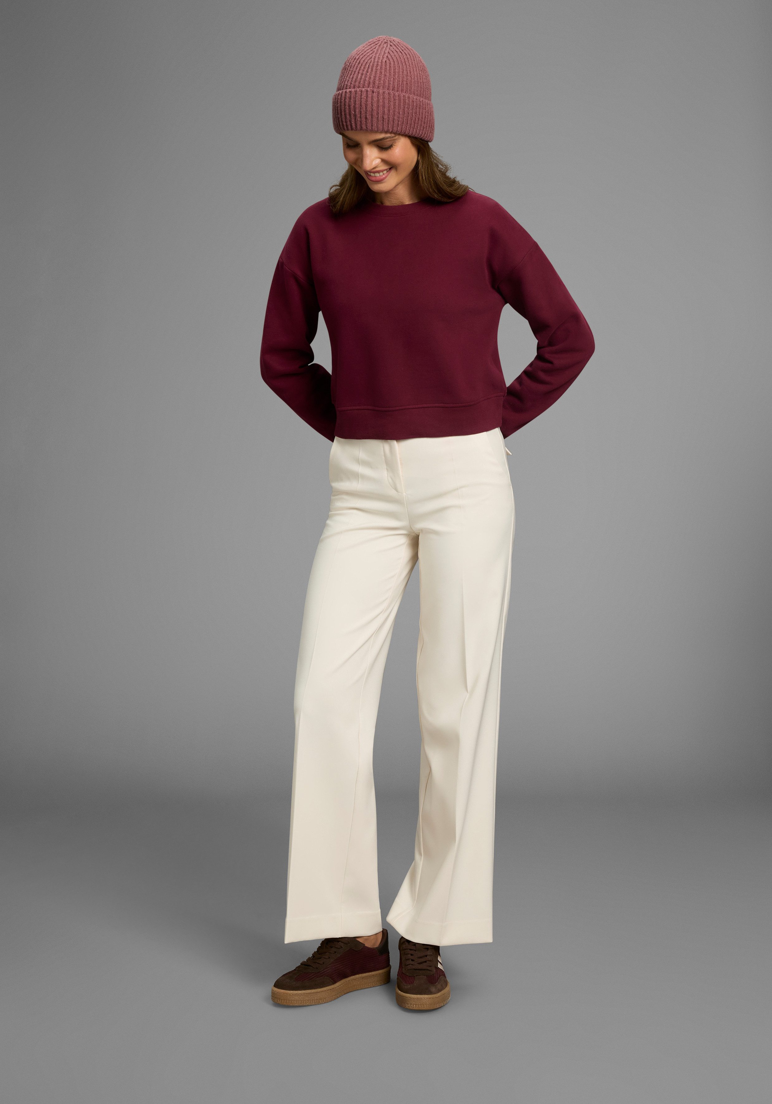 Laura Scott Sweatshirt Cropped model