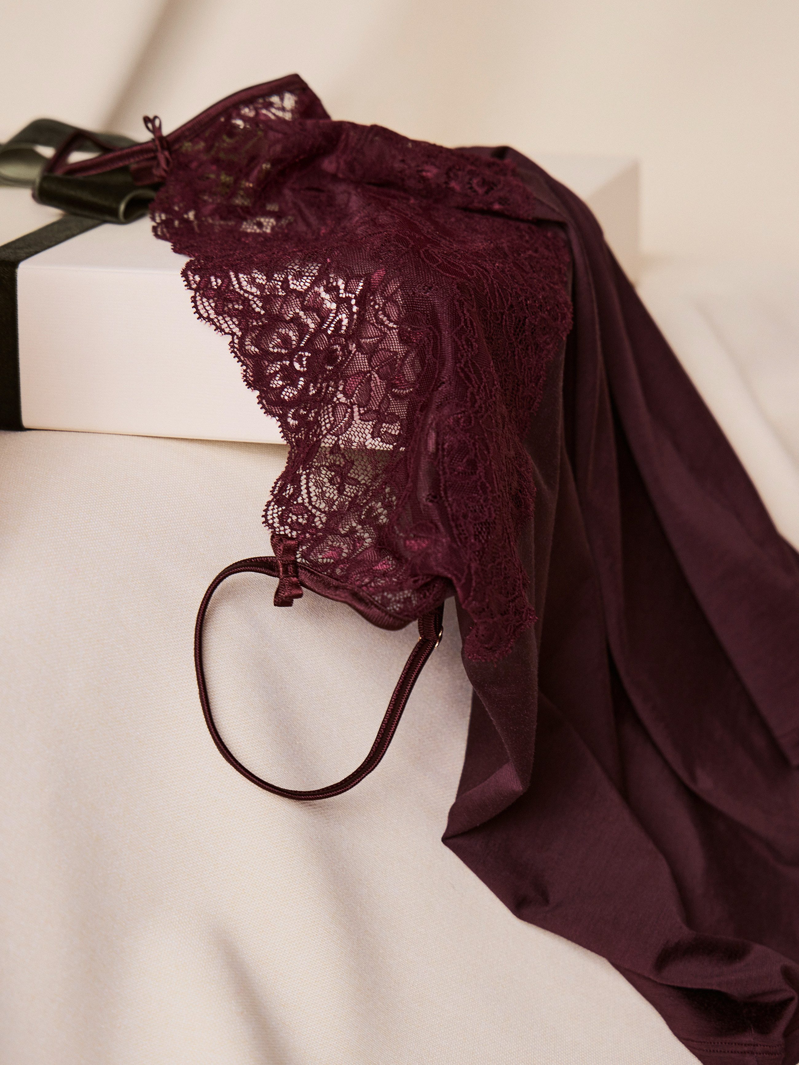 CALIDA Top met spaghettibandjes Sensual Secrets met brede kantzoom