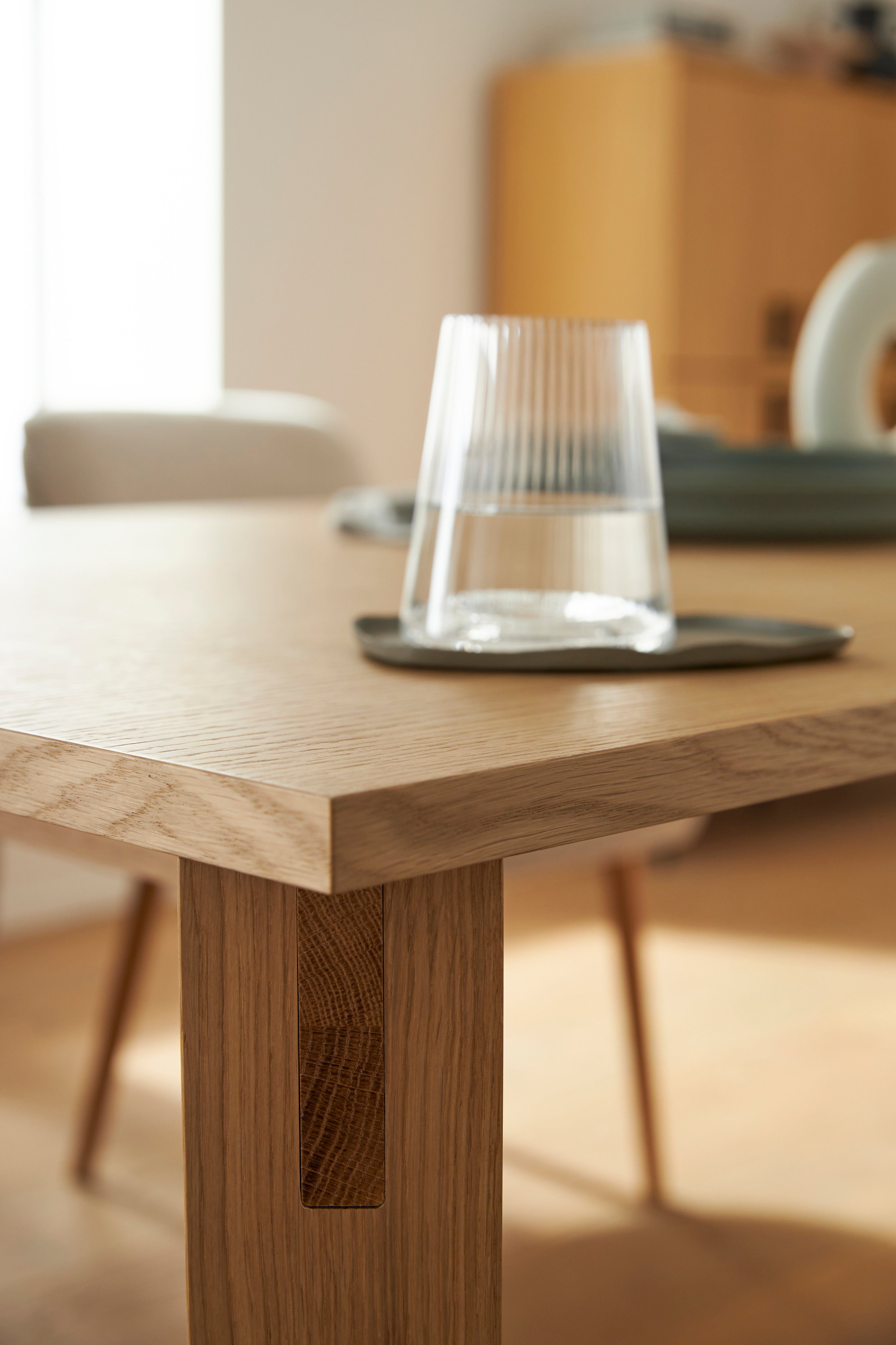 LeGer Home by Lena Gercke Eettafel Chelsea Eikenfineer, verschillende breedten, robuuste poten van massief eiken