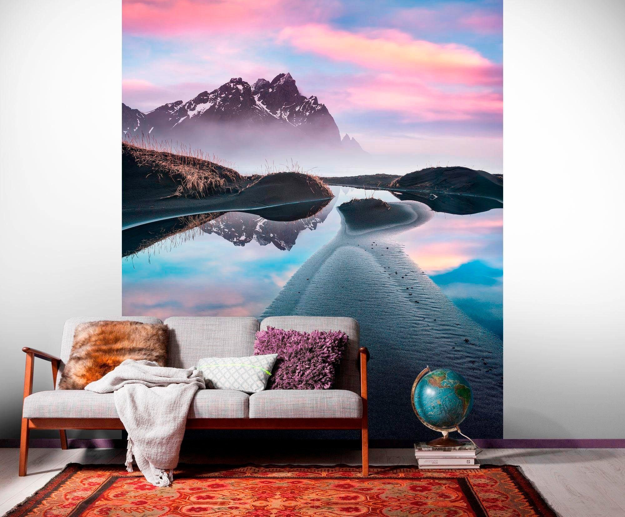 Komar Vliesbehang Digitale print vlies - Glowing Vestrahorn - Afmeting 200 x 250 cm (1 stuk)