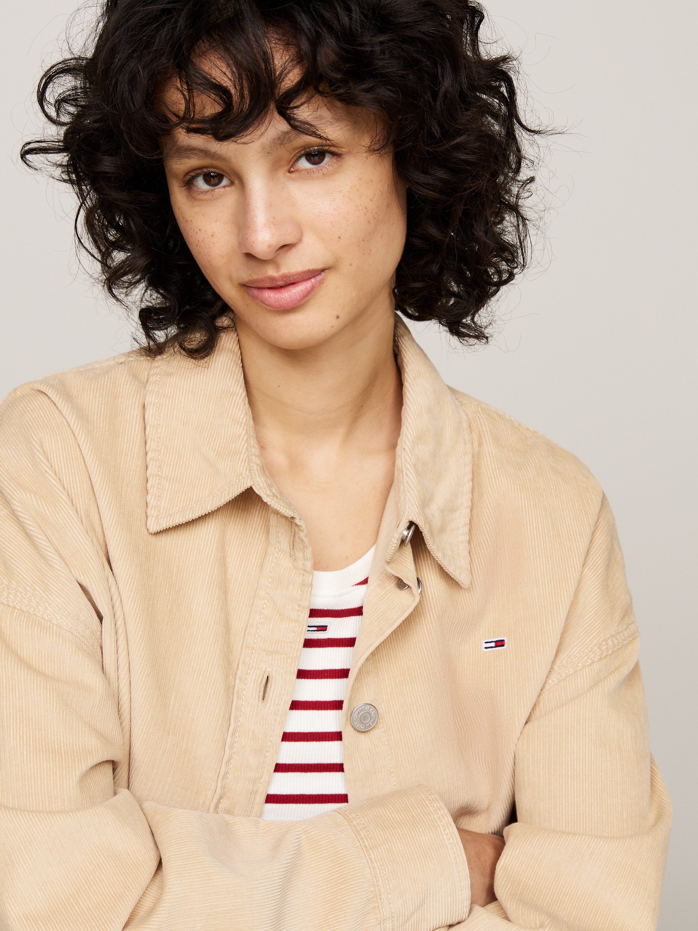 TOMMY JEANS Outdoorblouse TJW FINE CORD OVERSHIRT van fijn corduroy, logo-vlag