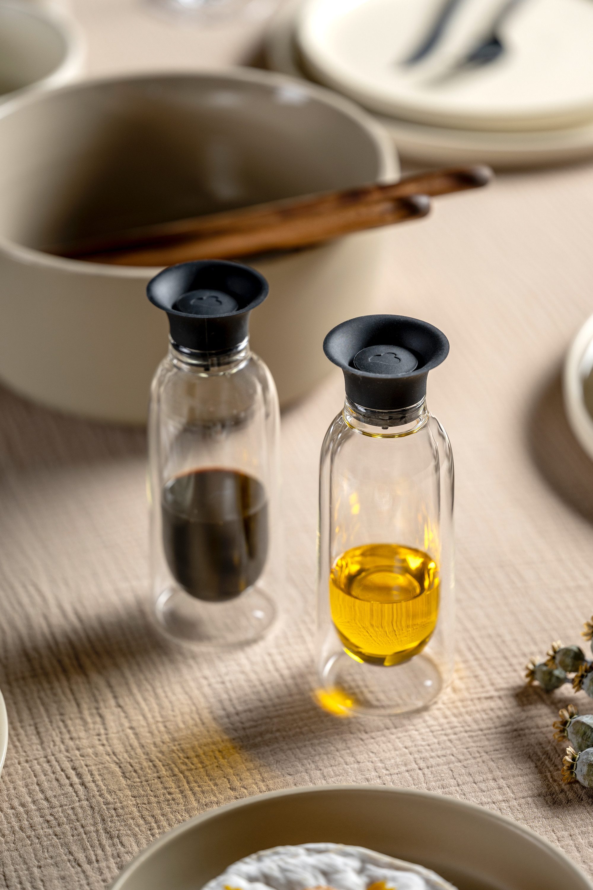 LEONARDO Olie-en-azijnstel Azijn- en olieflacon DUO, 2-delige set van dubbelwandig glas met siliconen deksel (set, 2-delig)
