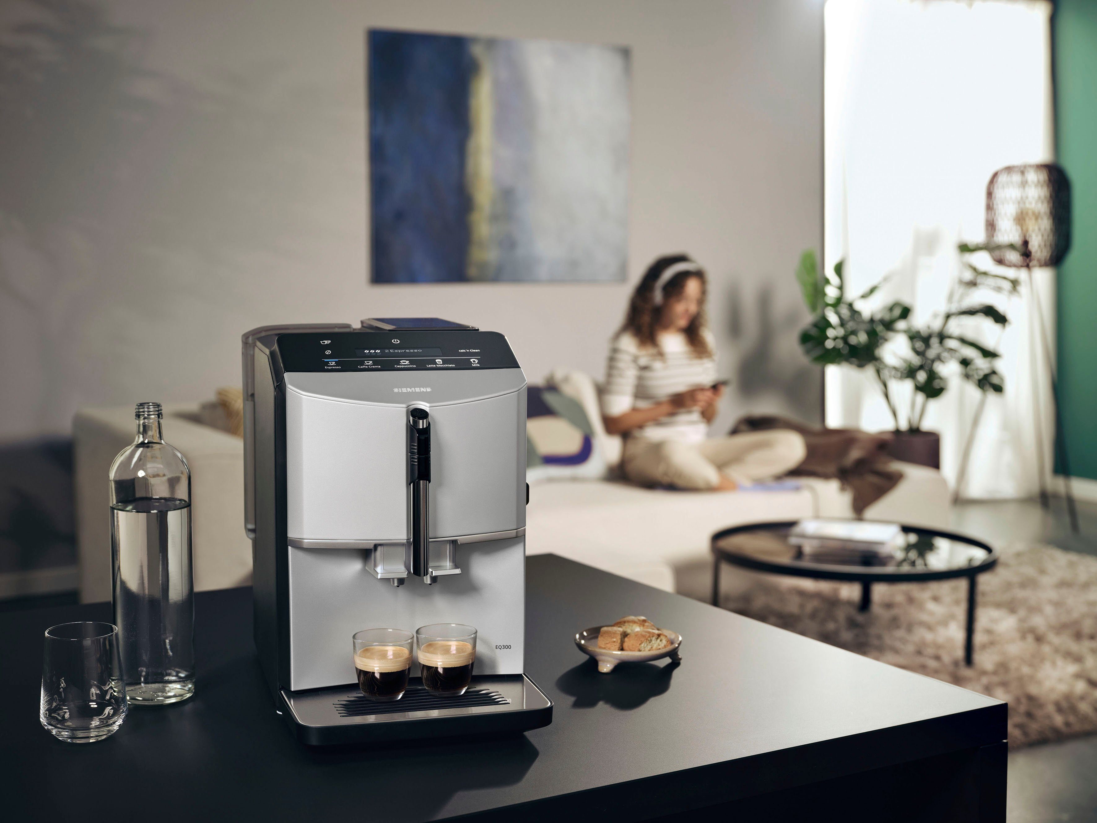 SIEMENS Volautomatisch koffiezetapparaat EQ300 TF303E01, vele koffiespecialiteiten, OneTouch-functie, gebruikersvriendelijk display, keramisch maalwerk, daylight zilver