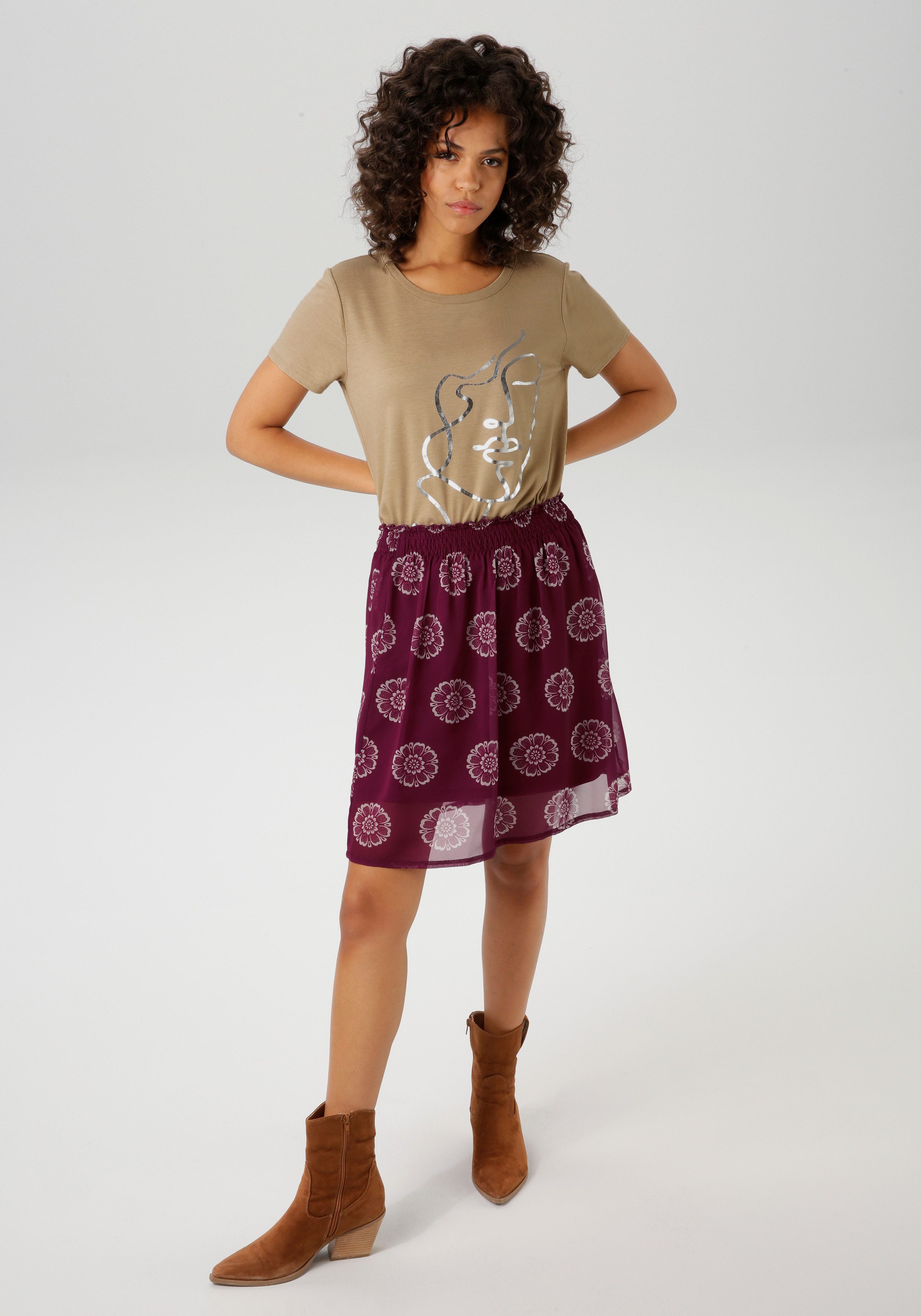 Aniston CASUAL T-shirt met abstract gezicht van glanzende folieprint