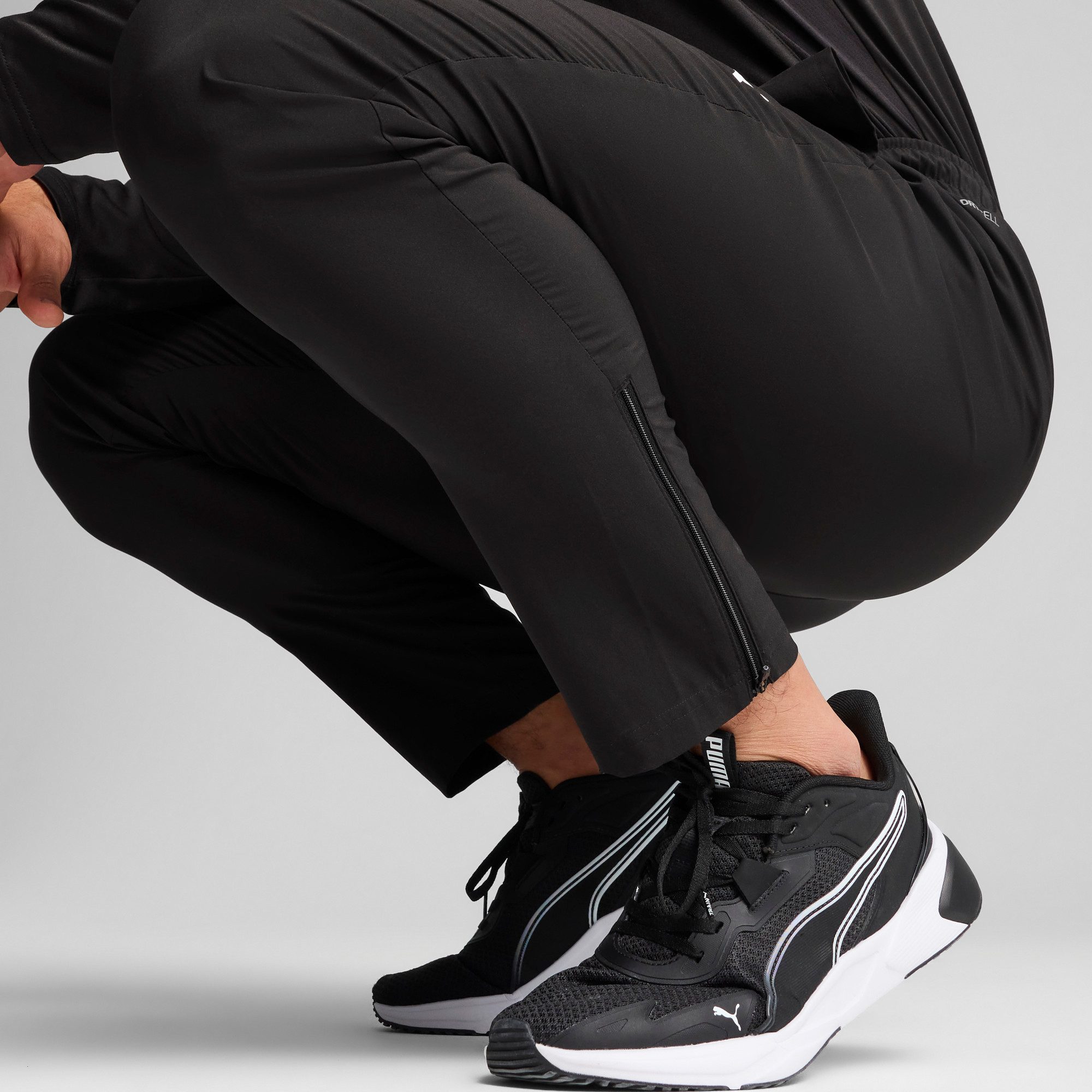 PUMA Trainingsbroek M TAD ESSENTIALS WOVEN TAPERED PANT