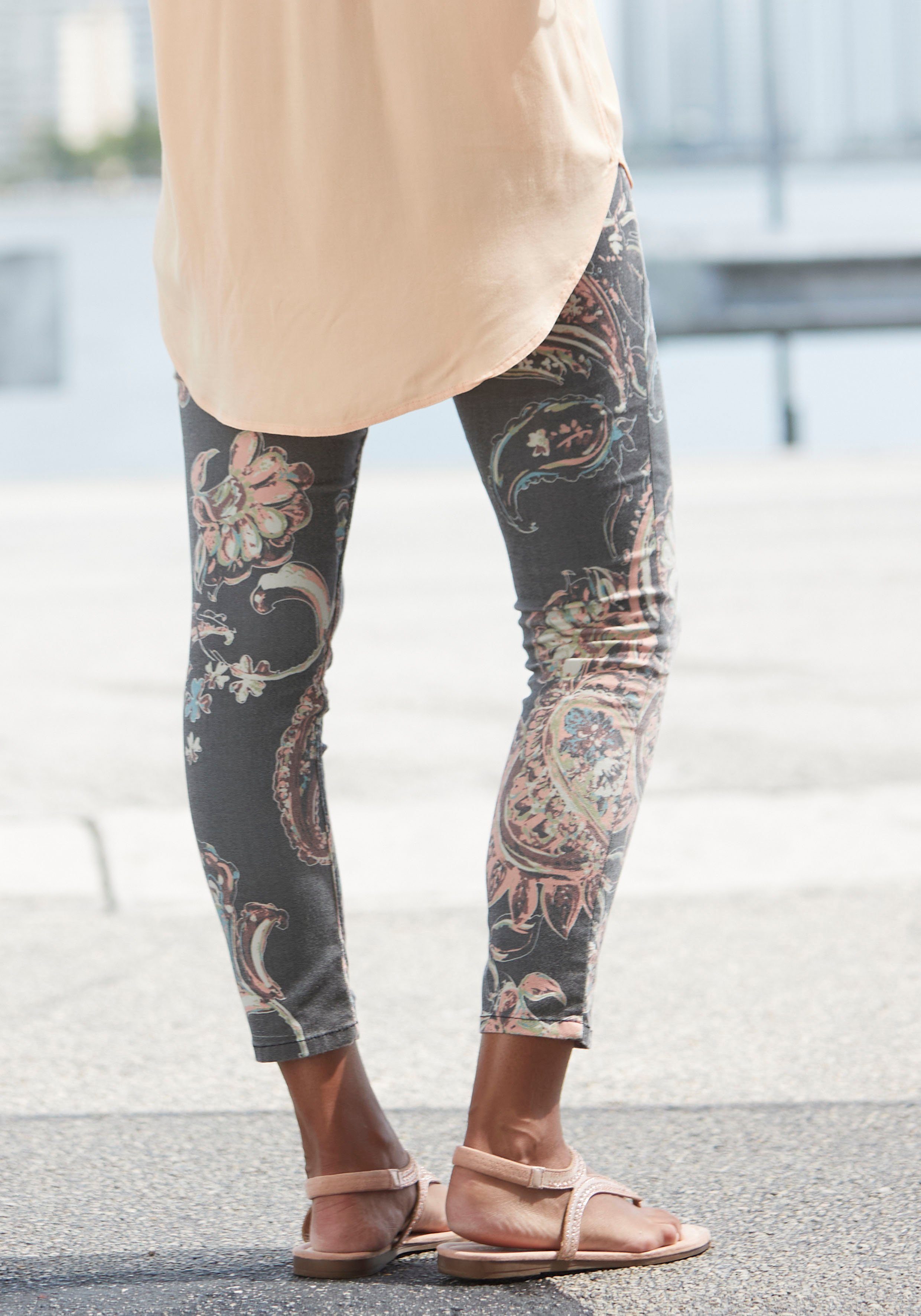 Lascana 7/8-jegging met paisley-print, smalle pasvorm, super-stretch-kwaliteit