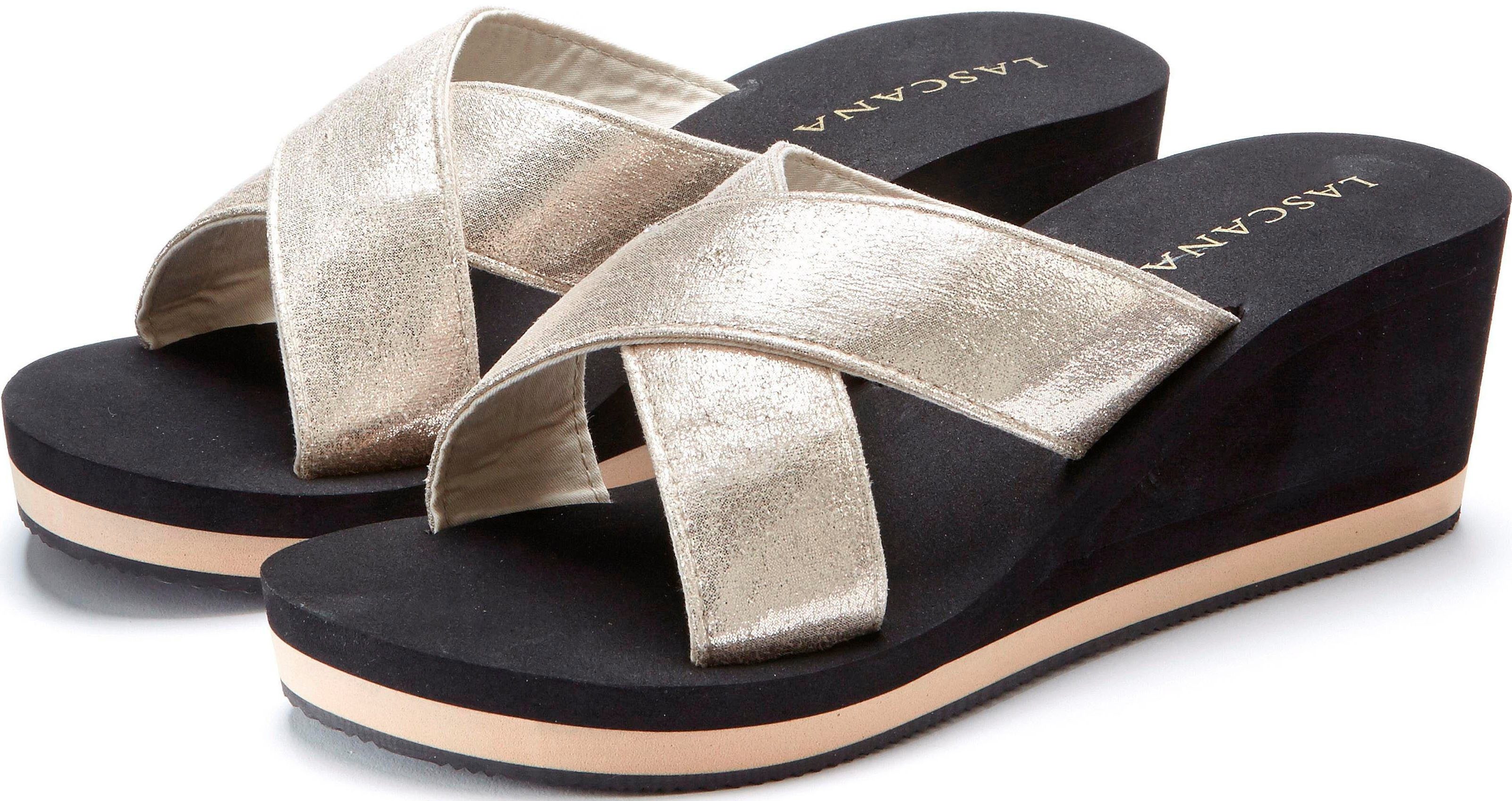 Lascana Badslippers Sandaal, pantoletten, badschoen met sleehak en metallic-look VEGAN