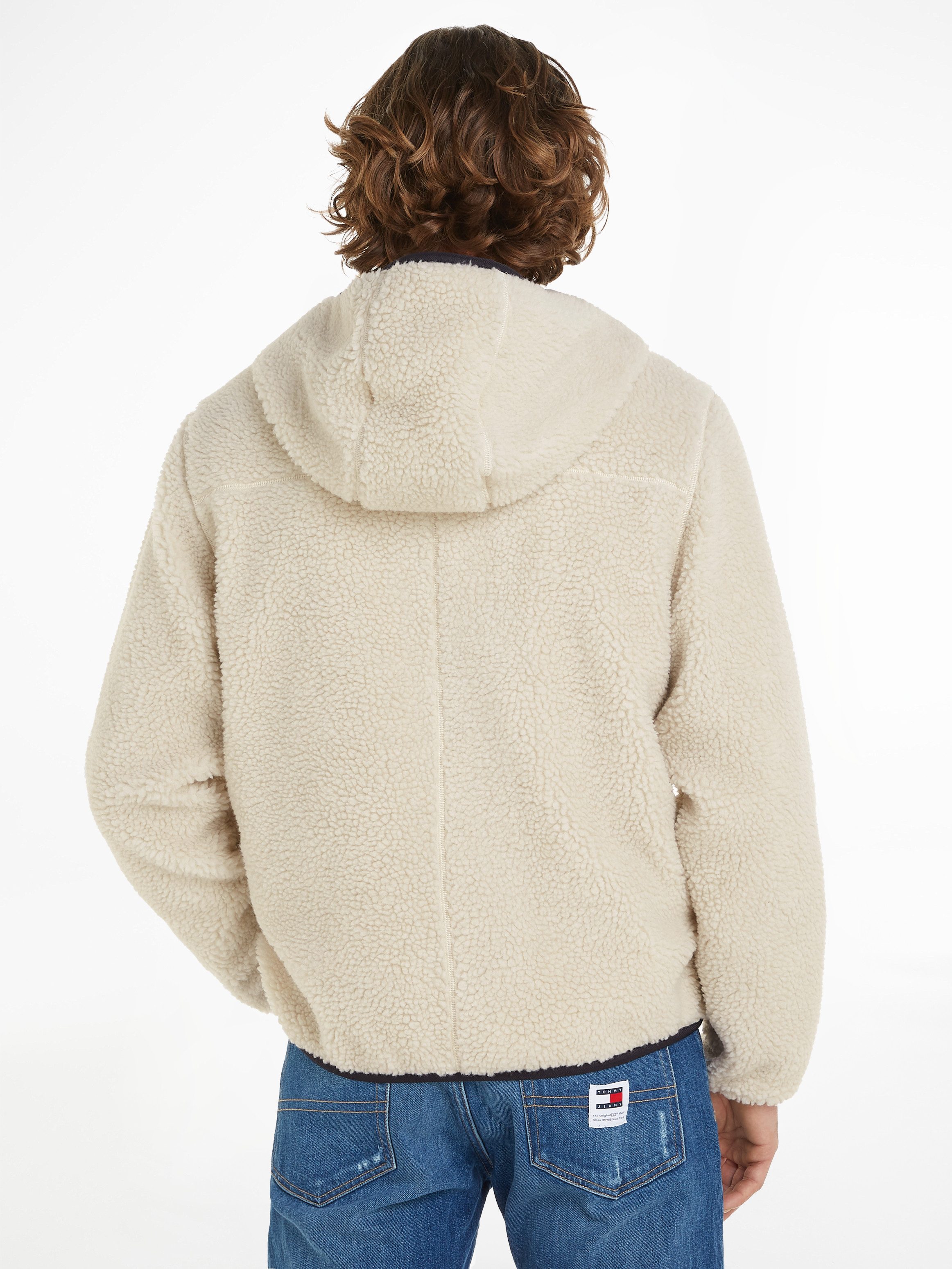 TOMMY JEANS Pluchen jack TJM REG BADGE TEDDY ZIP TRU EXT met logopatch, licht afgezakte schouders