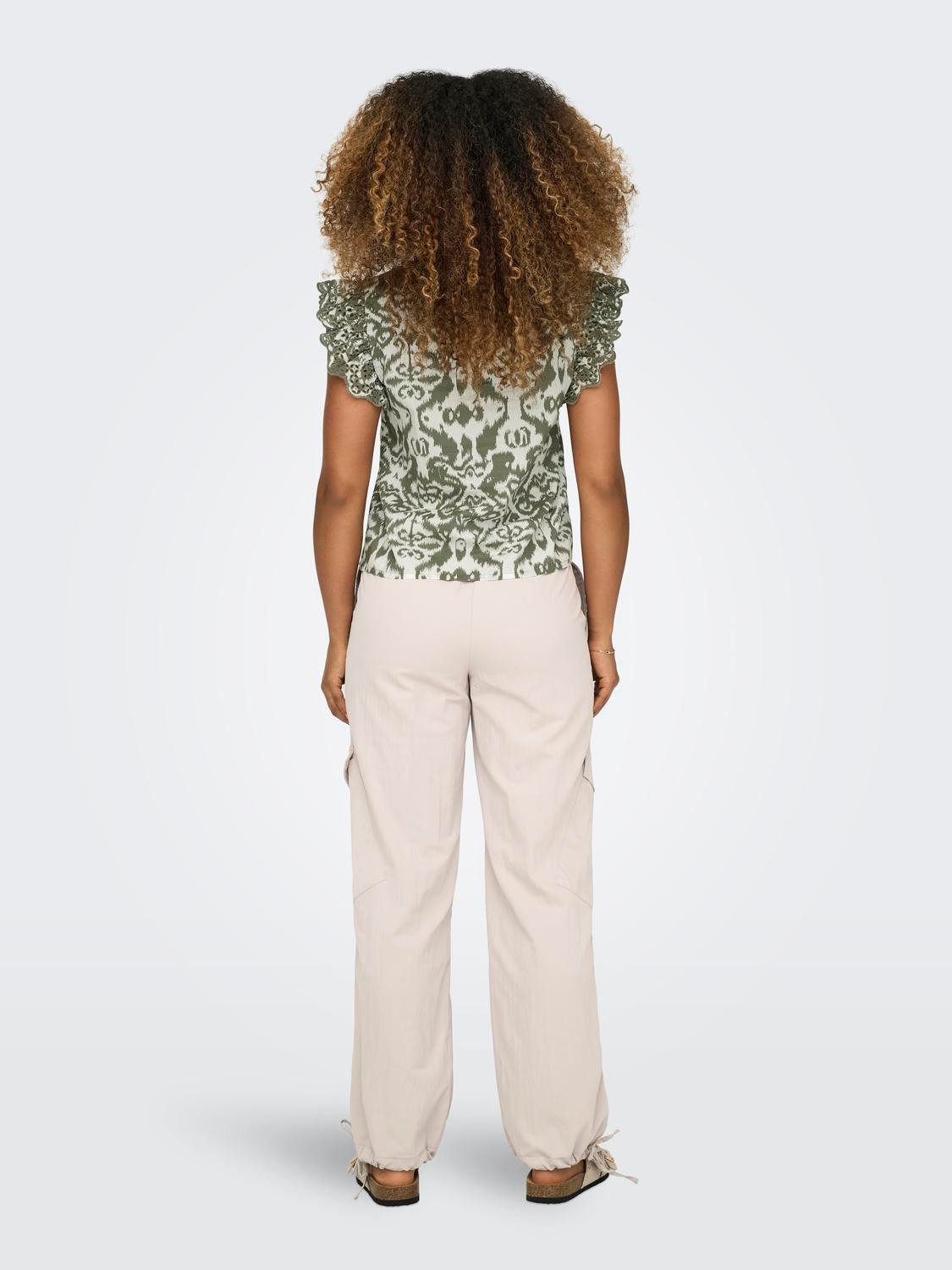 Only Shirt met V-hals ONLLOU EMB S S FRILL TOP PTM