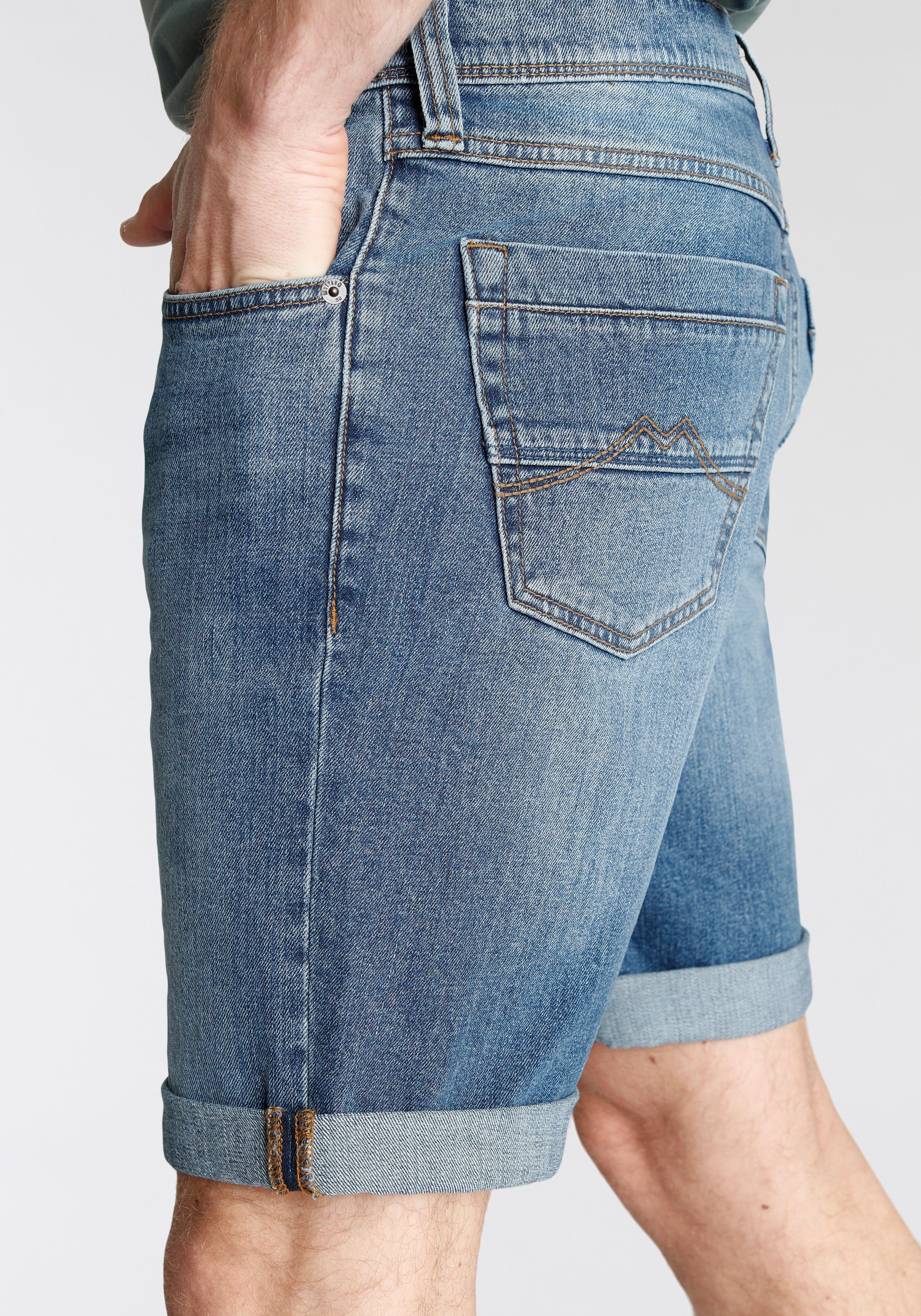 MUSTANG Jeansshort Washington omslagbaar, met lichte wassing