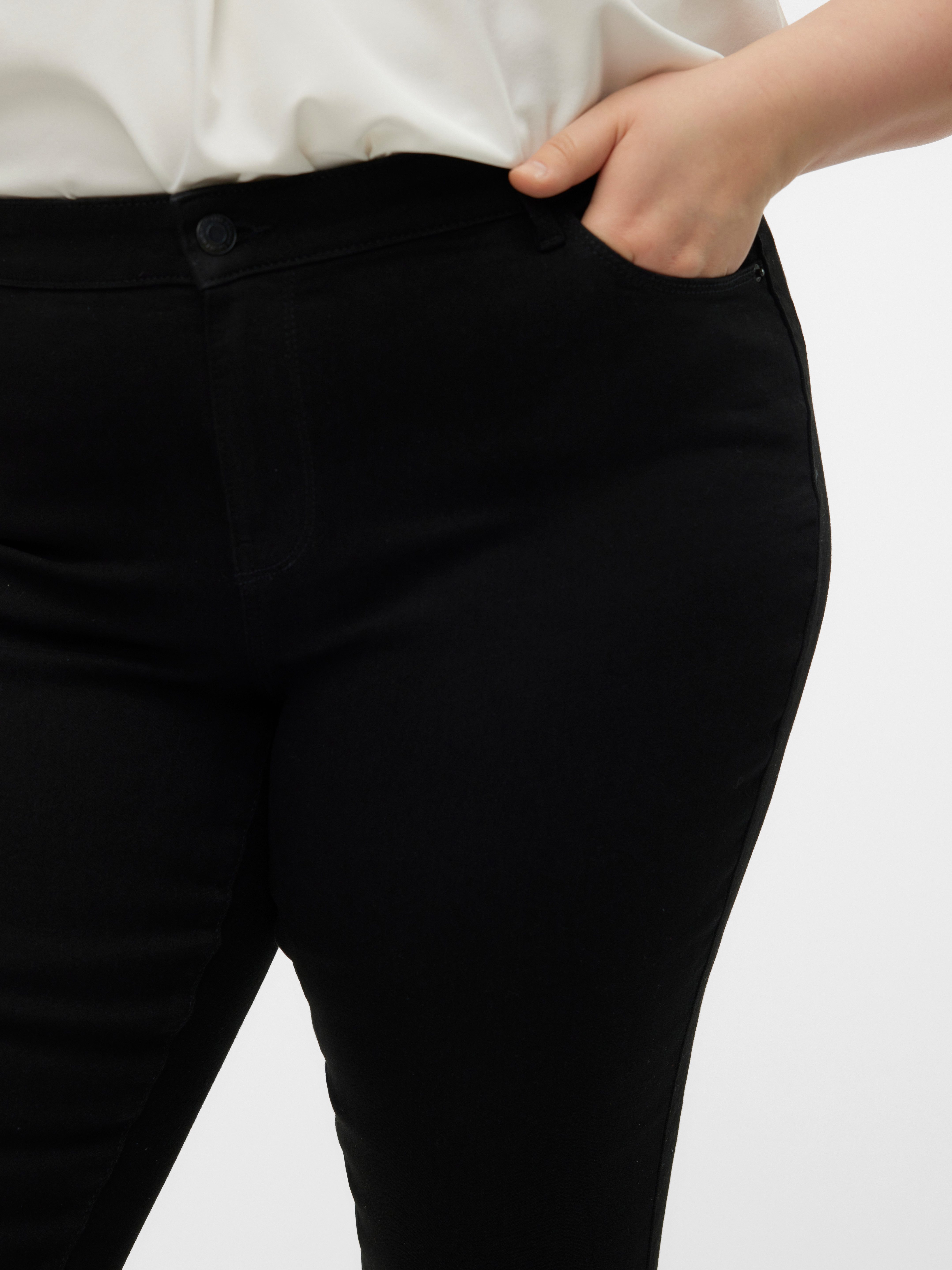 Vero Moda Curve Skinny fit jeans VMCELLY MR SKINNY JEANS BLK CUR NOOS