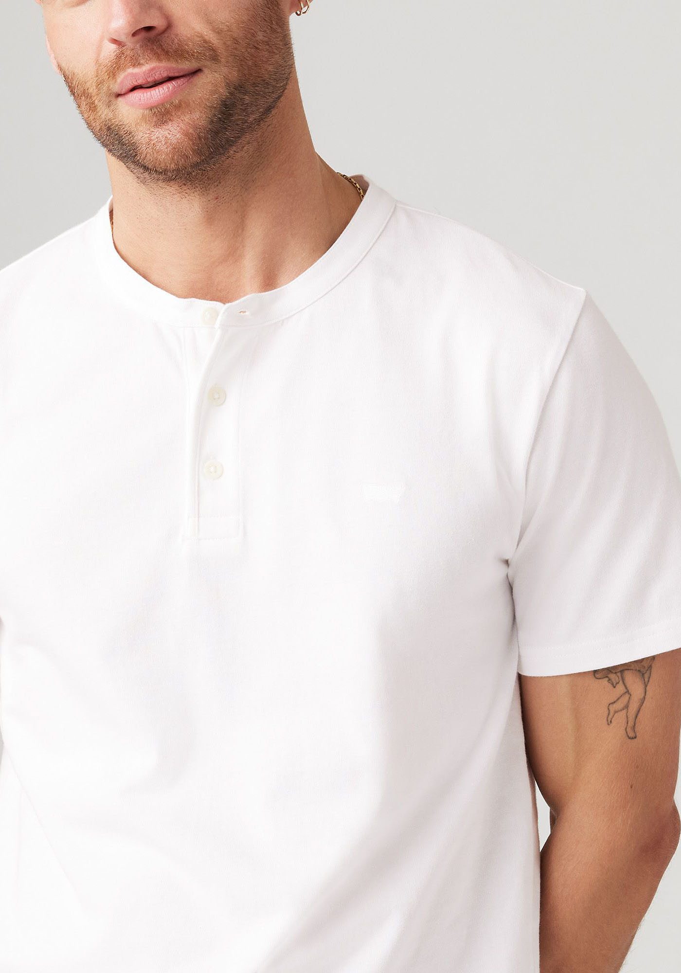 Levi's Henleyshirt met geborduurd logo