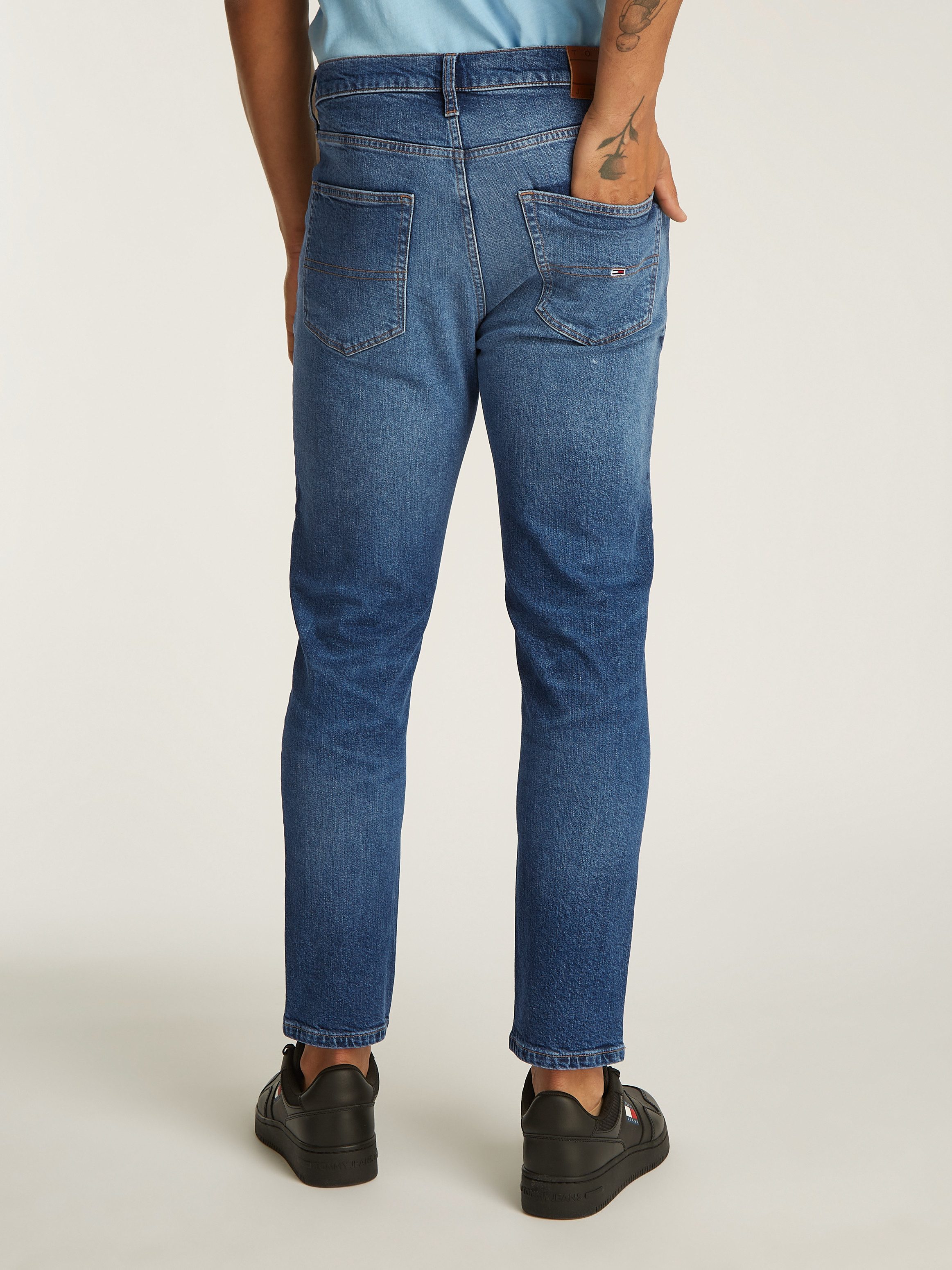 TOMMY JEANS Regular fit jeans DAD JEAN RGLR TPRD met gestempeld logo