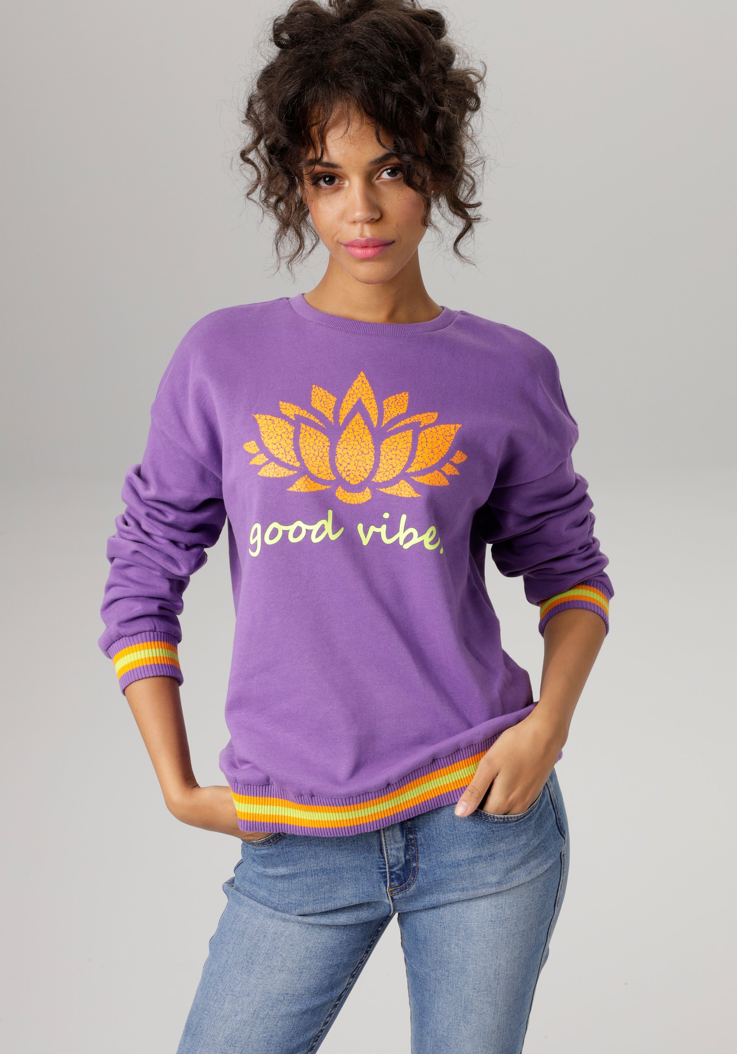 Aniston CASUAL Sweatshirt Print op voorkant met abstracte waterlelie en tekst
