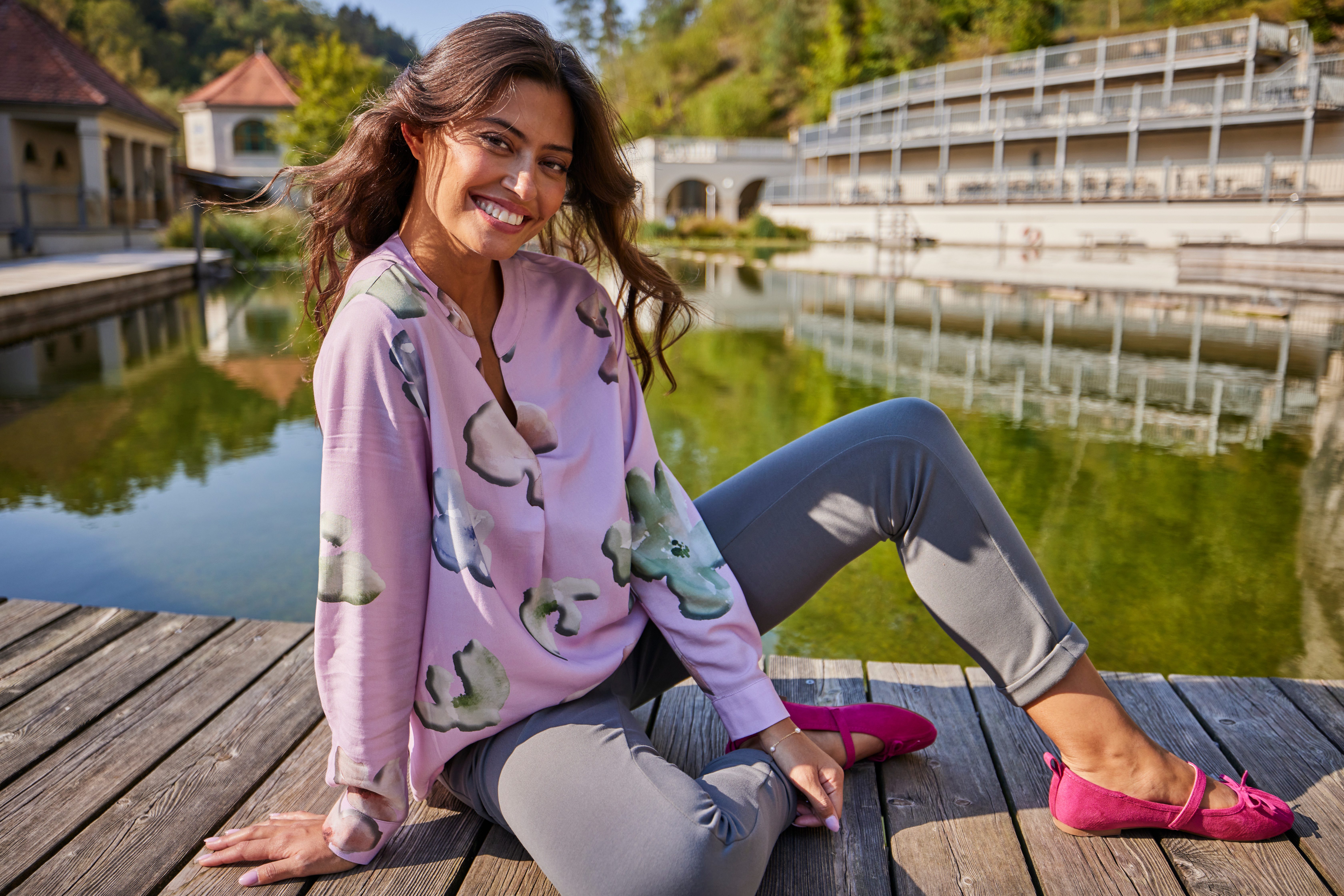 Aniston SELECTED Comfortbroek met glinsterende stenen aan de insteekzakken - nieuwe collectie