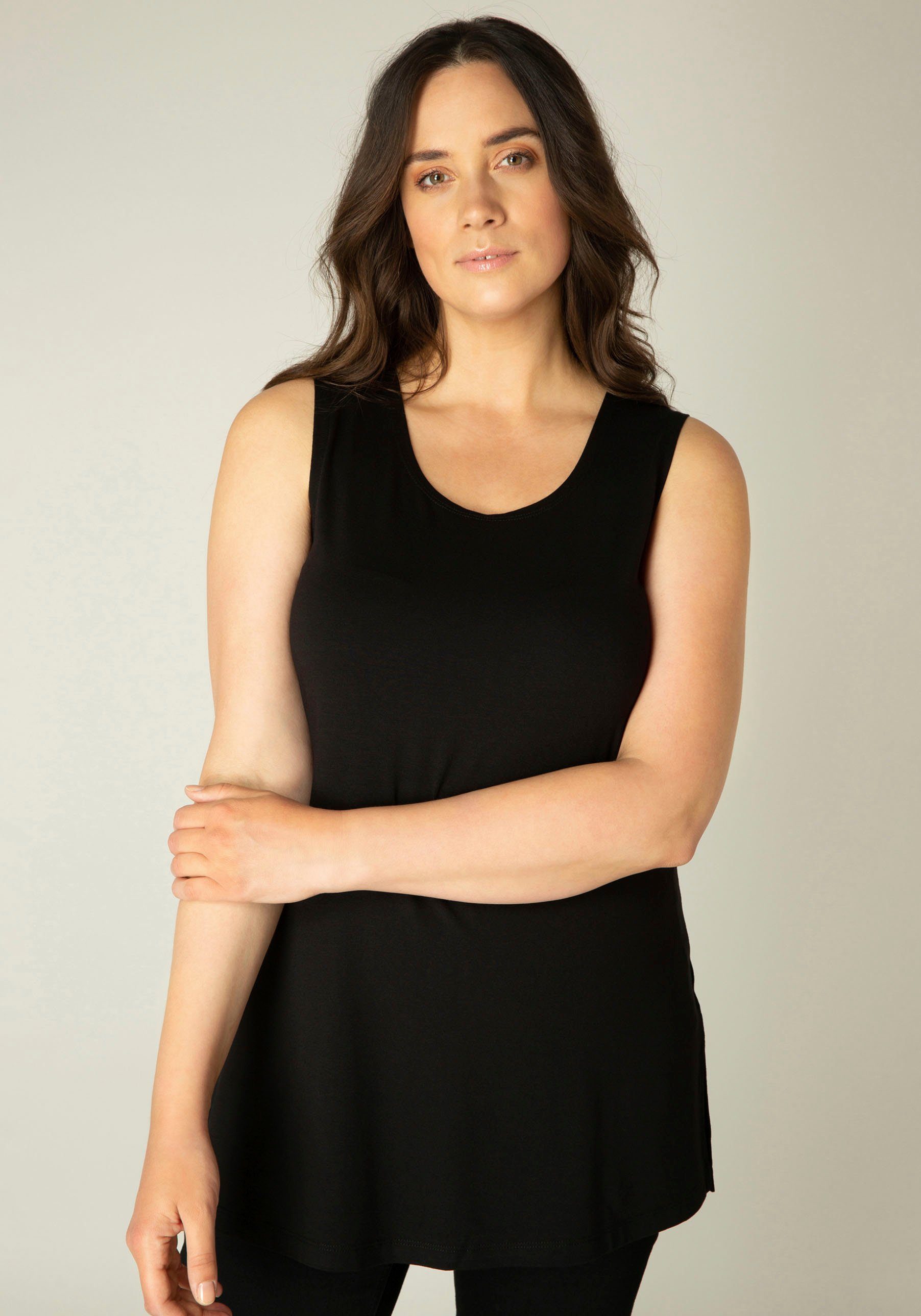 Base Level Curvy Top Over de heupen vallend model met splitjes bij de zoom