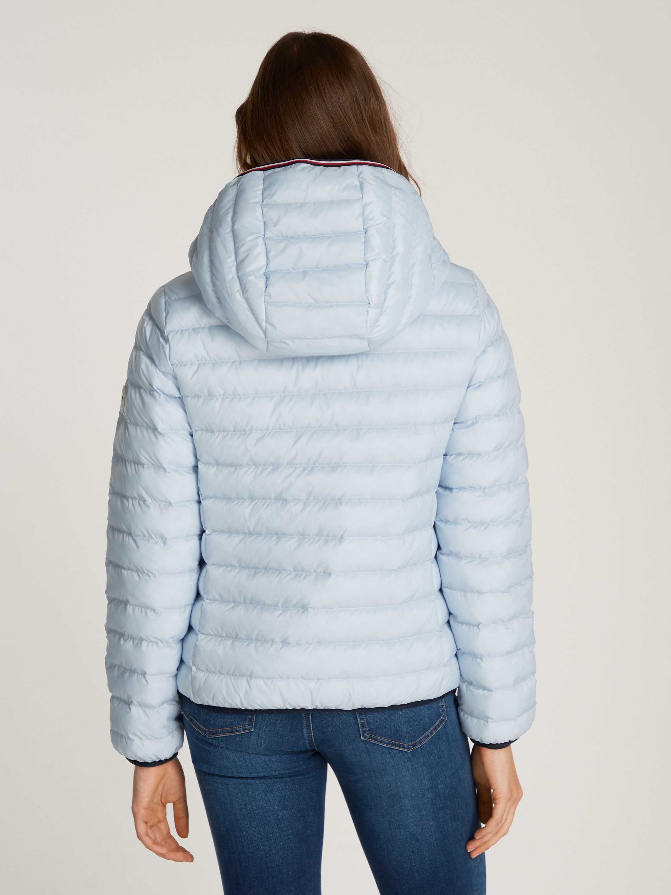 Tommy Hilfiger Gewatteerde jas REVERSIBLE LW PADDED JACKET met omkeerbare draagmogelijkheid lichte vulling logo-patch