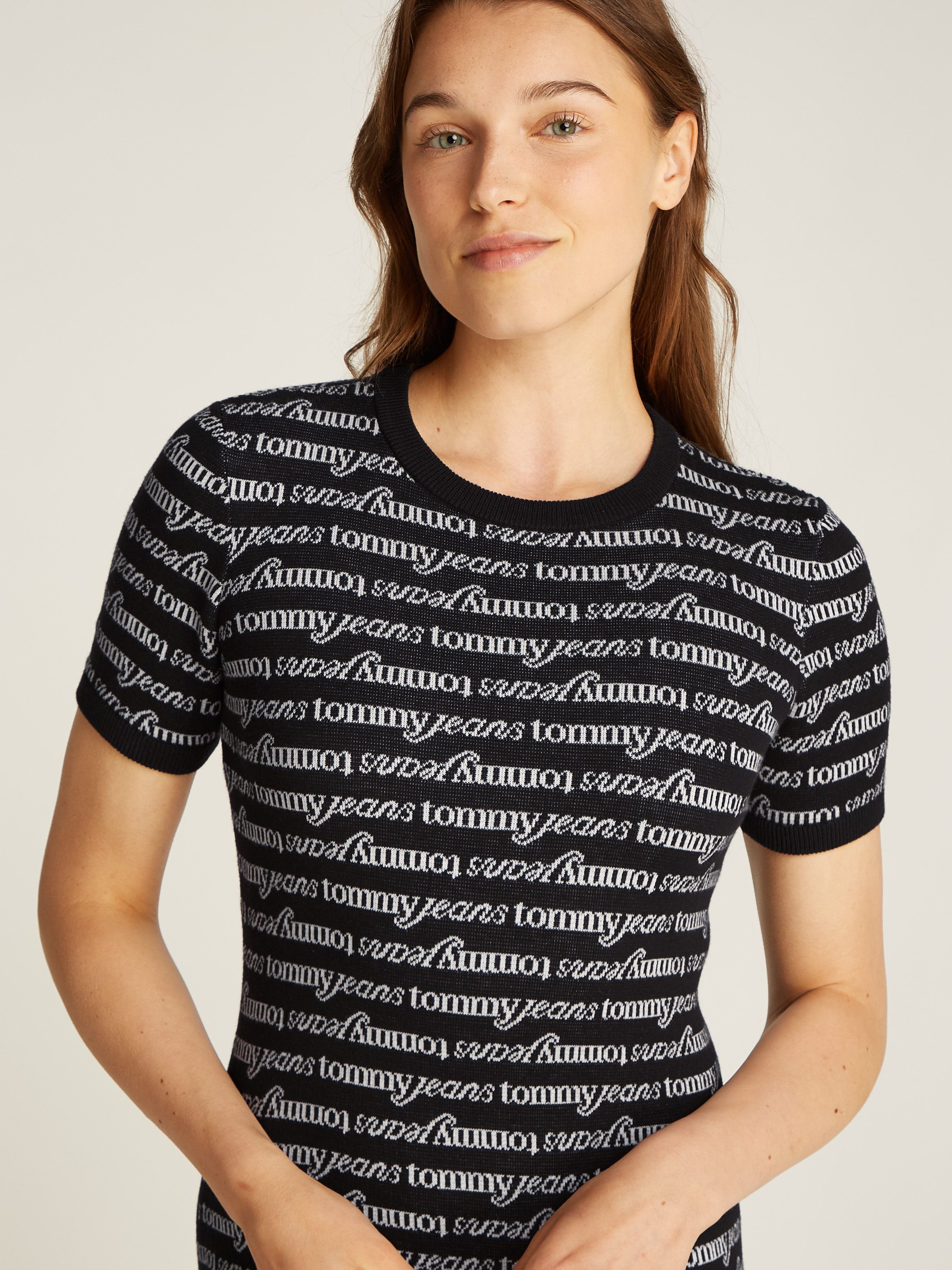 TOMMY JEANS Gebreide jurk TJW SCRIPT AOP SWEATER DRESS