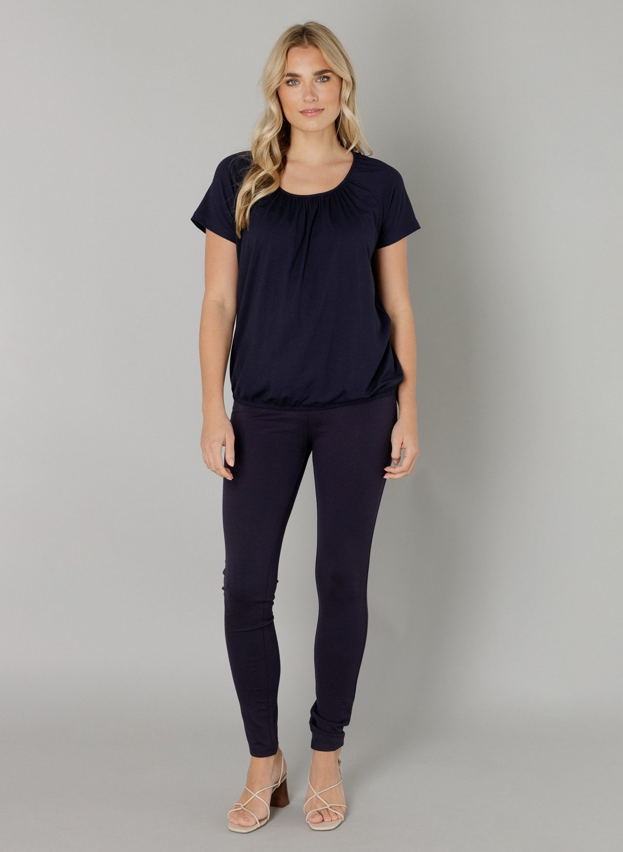 Base Level T-shirt Yona met plooien bij de hals en een elastische tailleband