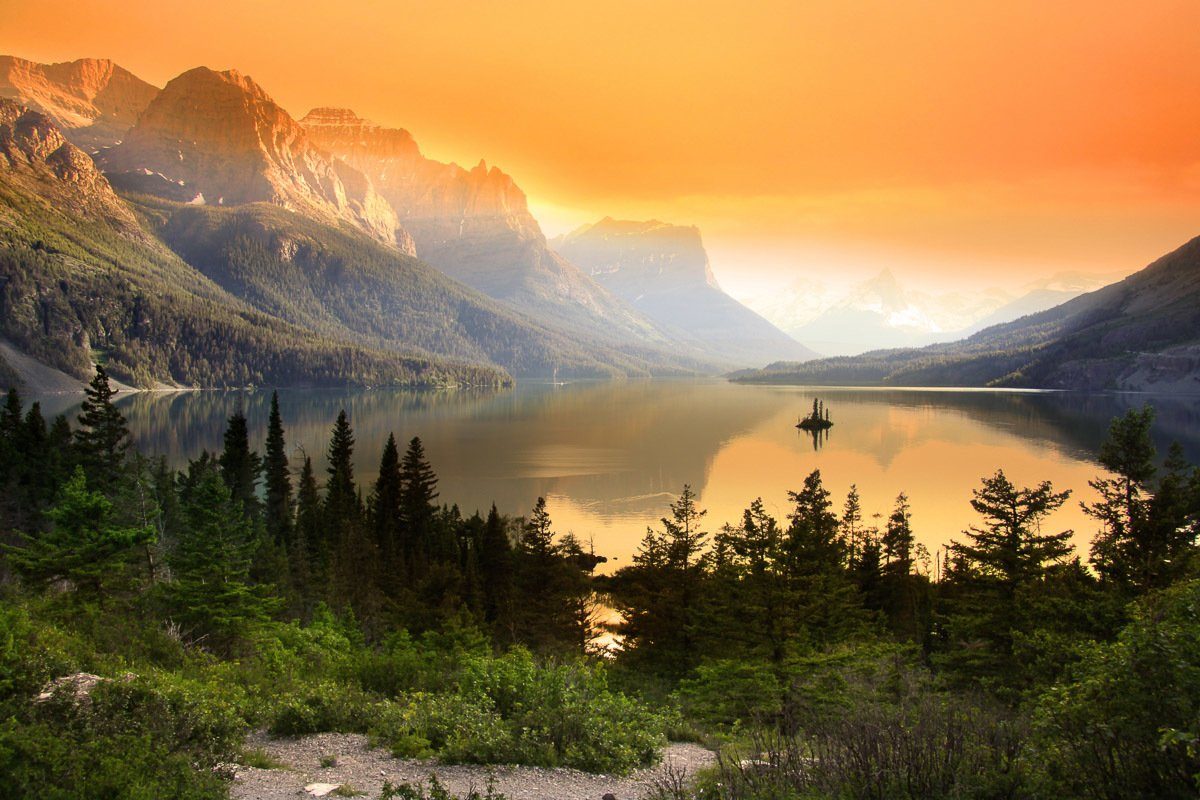 Papermoon Fotobehang Saint Mary Lake