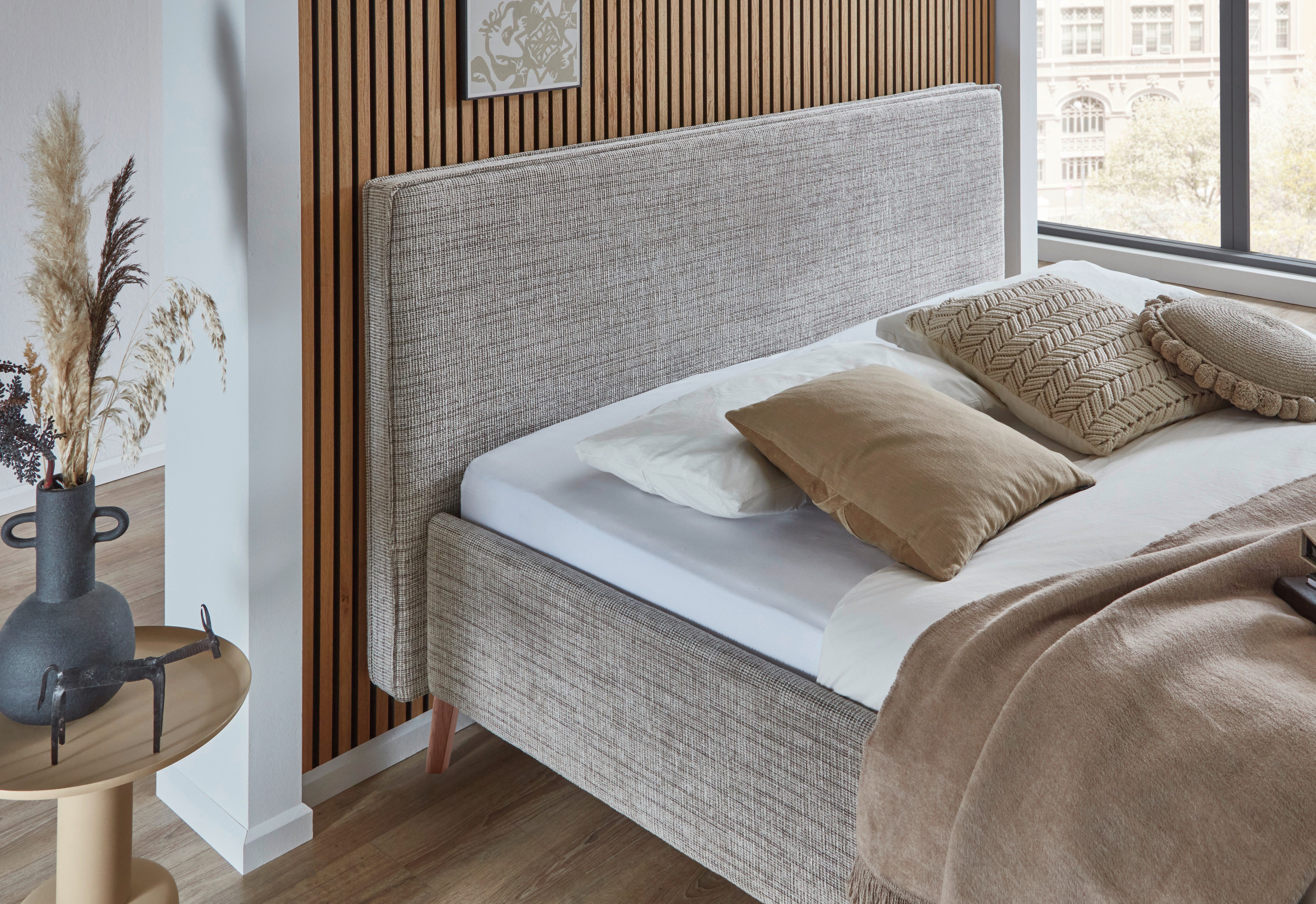 meise.möbel Gestoffeerd bed Riva met eikenkleurige houten poten, naar keuze met bedkist en lattenbodem