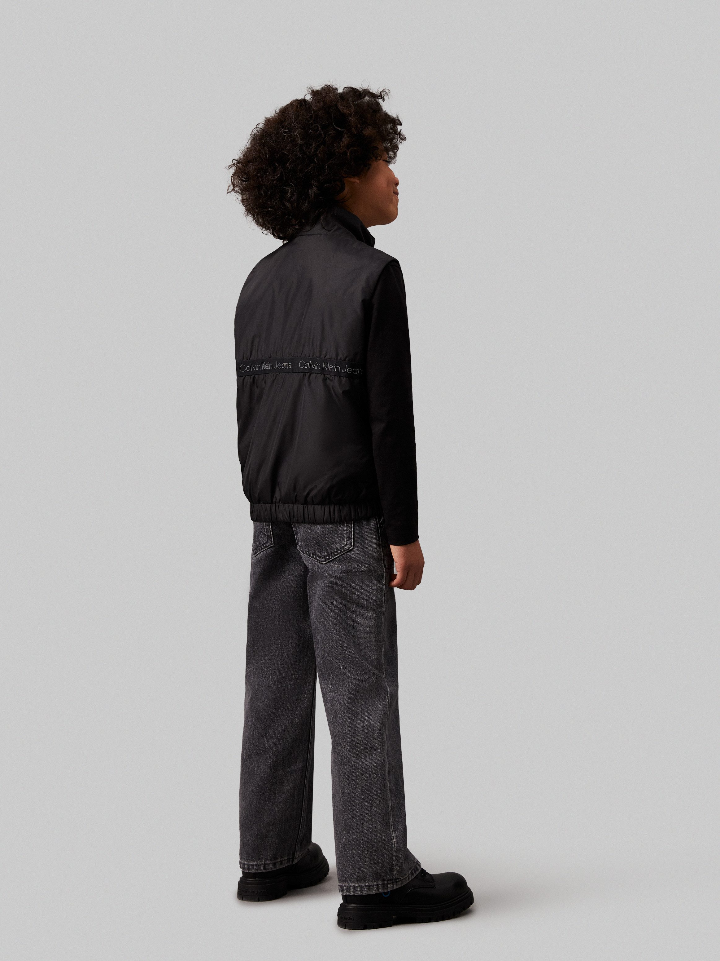 Calvin Klein Korte bodywarmer BOXY LIGHT PADDED TAPE VEST voor kinderen tot 16 jaar met merklabel