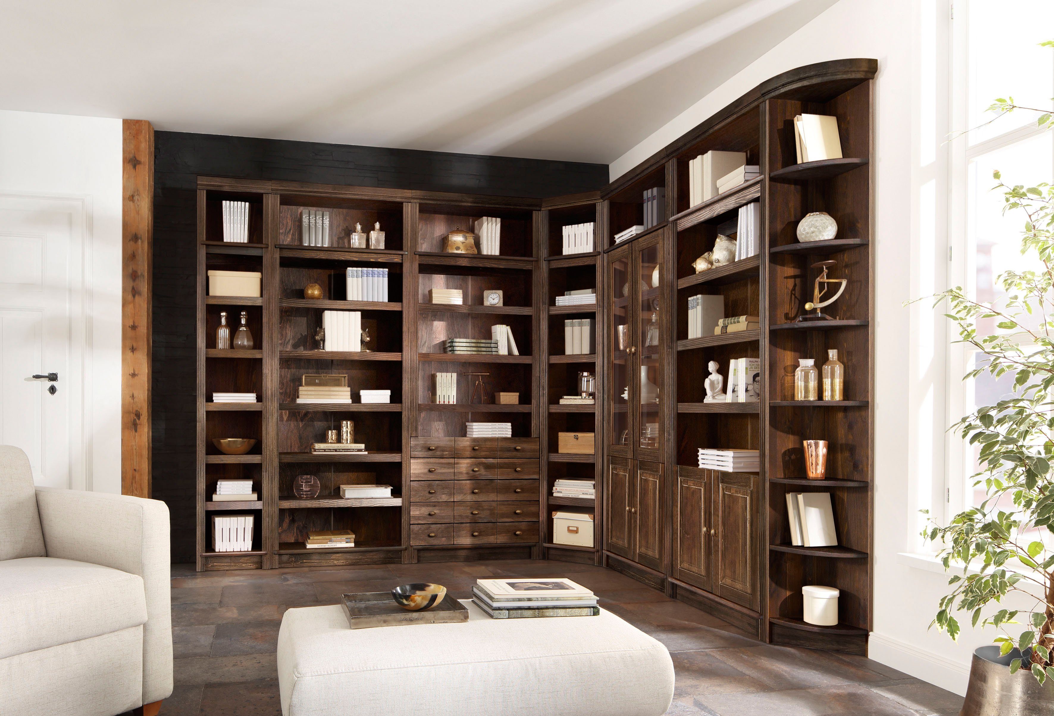 Home affaire Boekenkast Soeren van massief grenen, hoogte 220 cm, met 2 houten deuren, veel bergruimte
