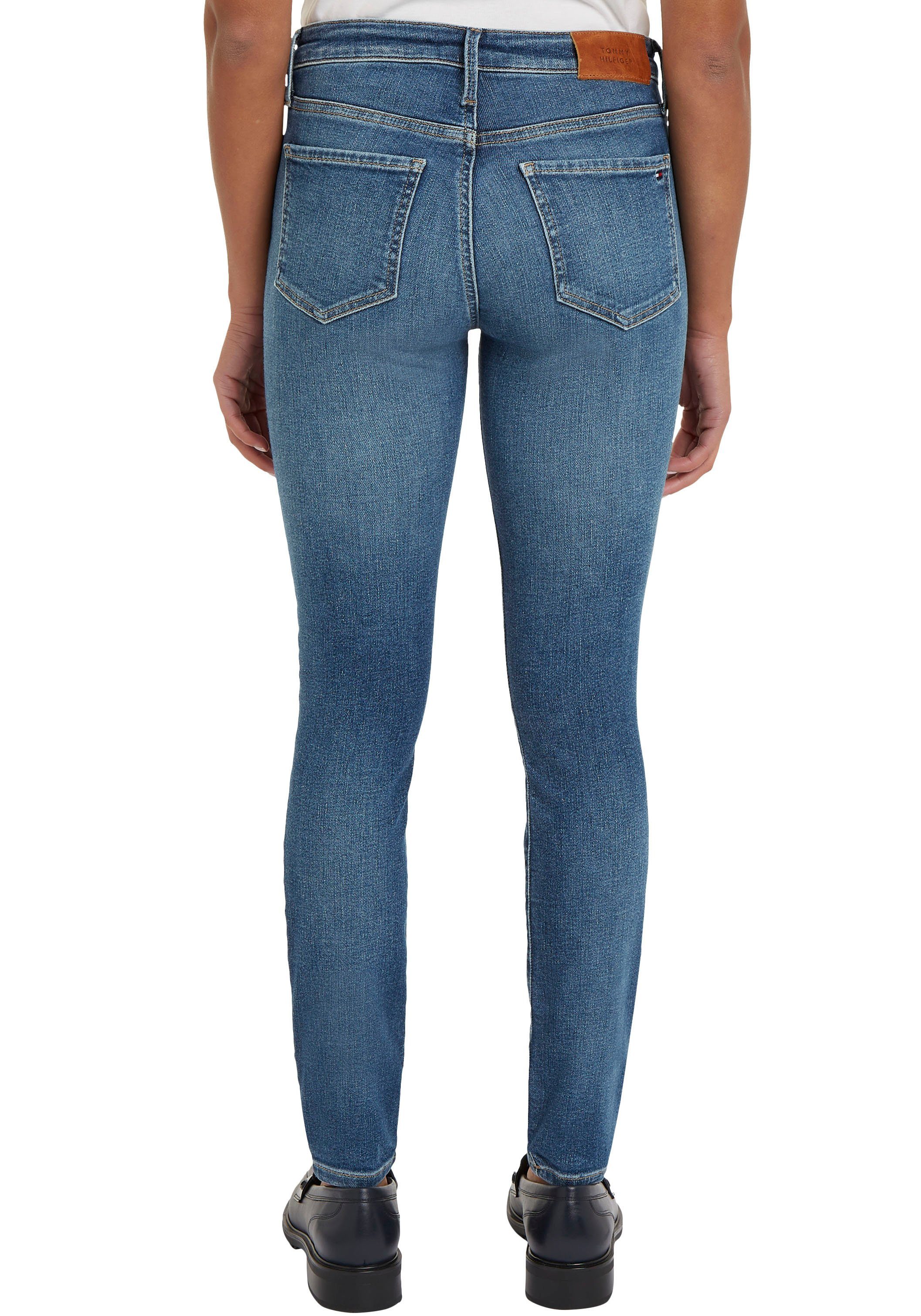 Tommy Hilfiger Skinny fit jeans COMO SKINNY RW BLACK met tommy hilfiger logo-badge