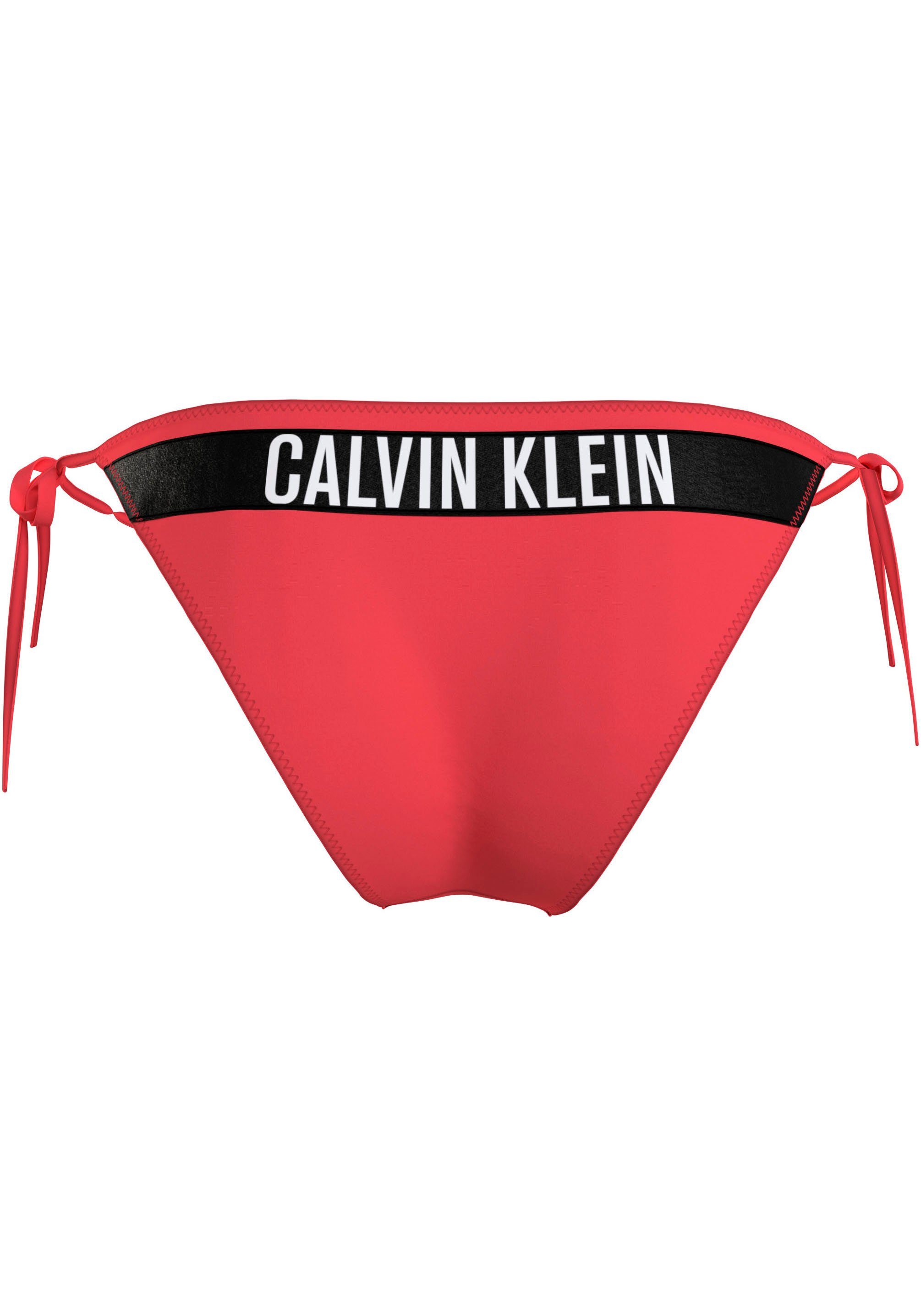 Calvin Klein Swimwear Bikinibroekje STRING SIDE TIE met groot logo op de achterkant