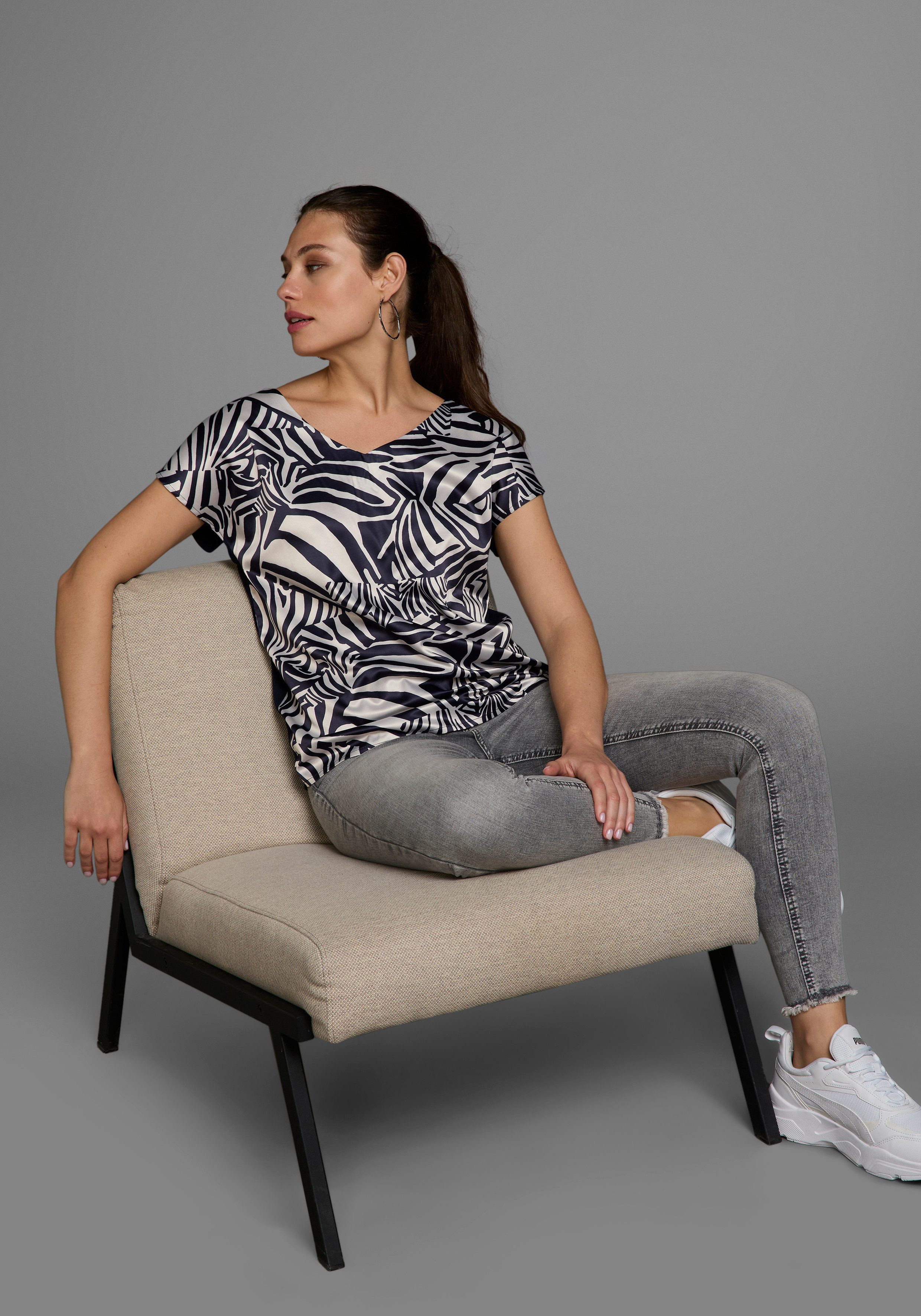 Laura Scott Shirtblouse in shirt-look, voorzijde lichtglanzend satijn - nieuwe collectie