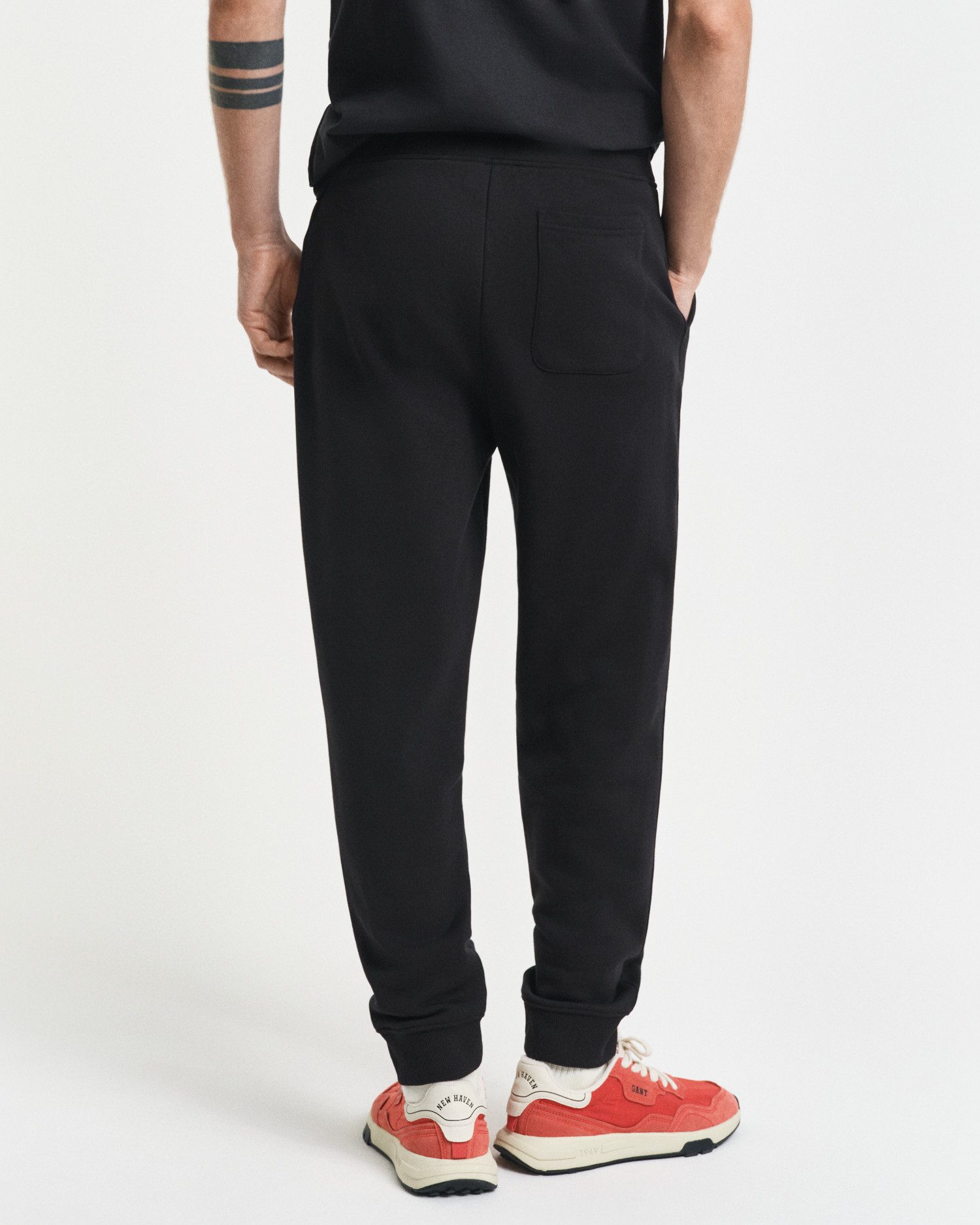 Gant Sweatbroek REG SHIELD SWEATPANTS met logo-borduurwerk onder de boord