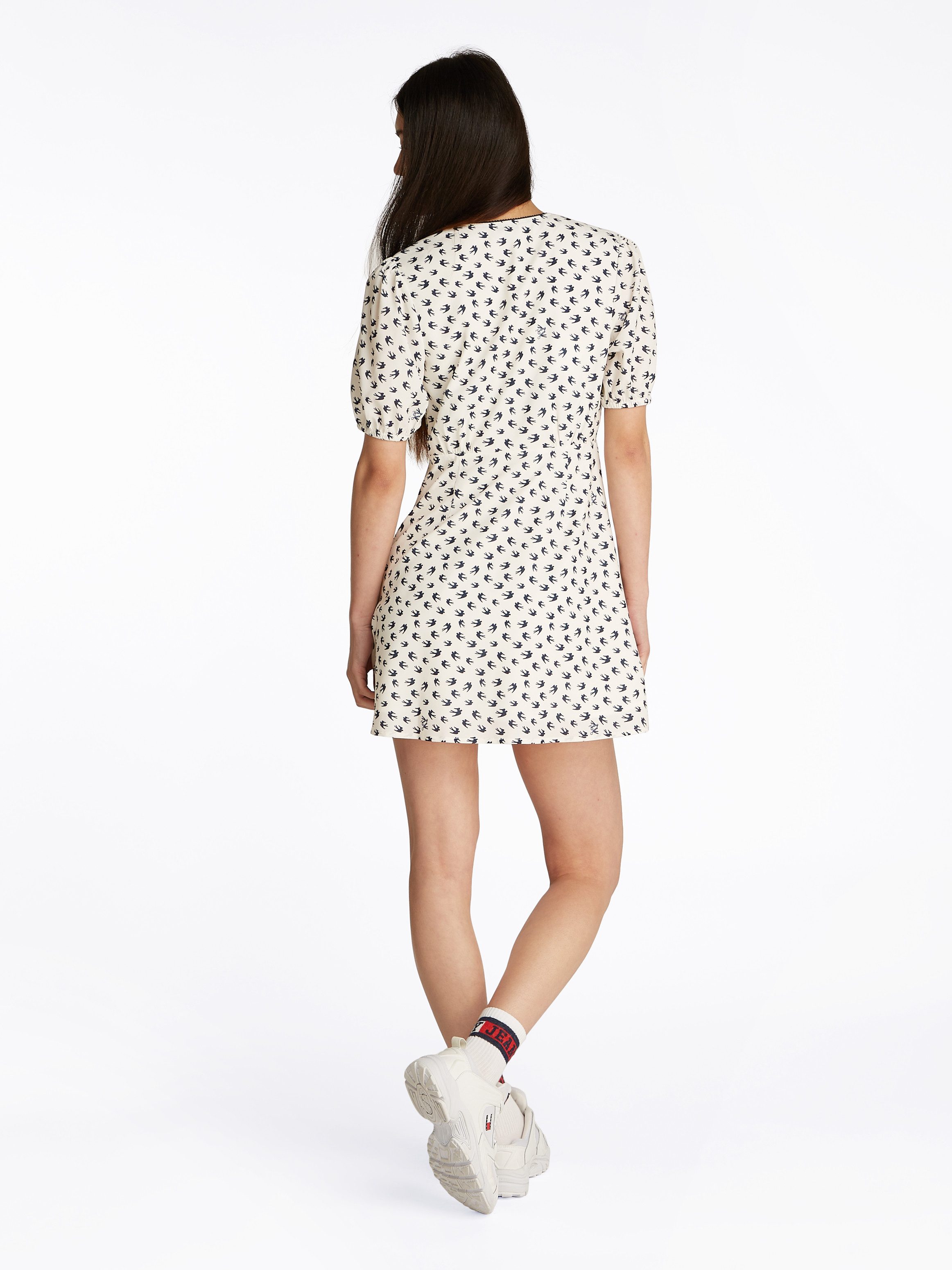 TOMMY JEANS Mini-jurk TJW SS CREPE MINI DRESS met strikdetail, vogelpatroon