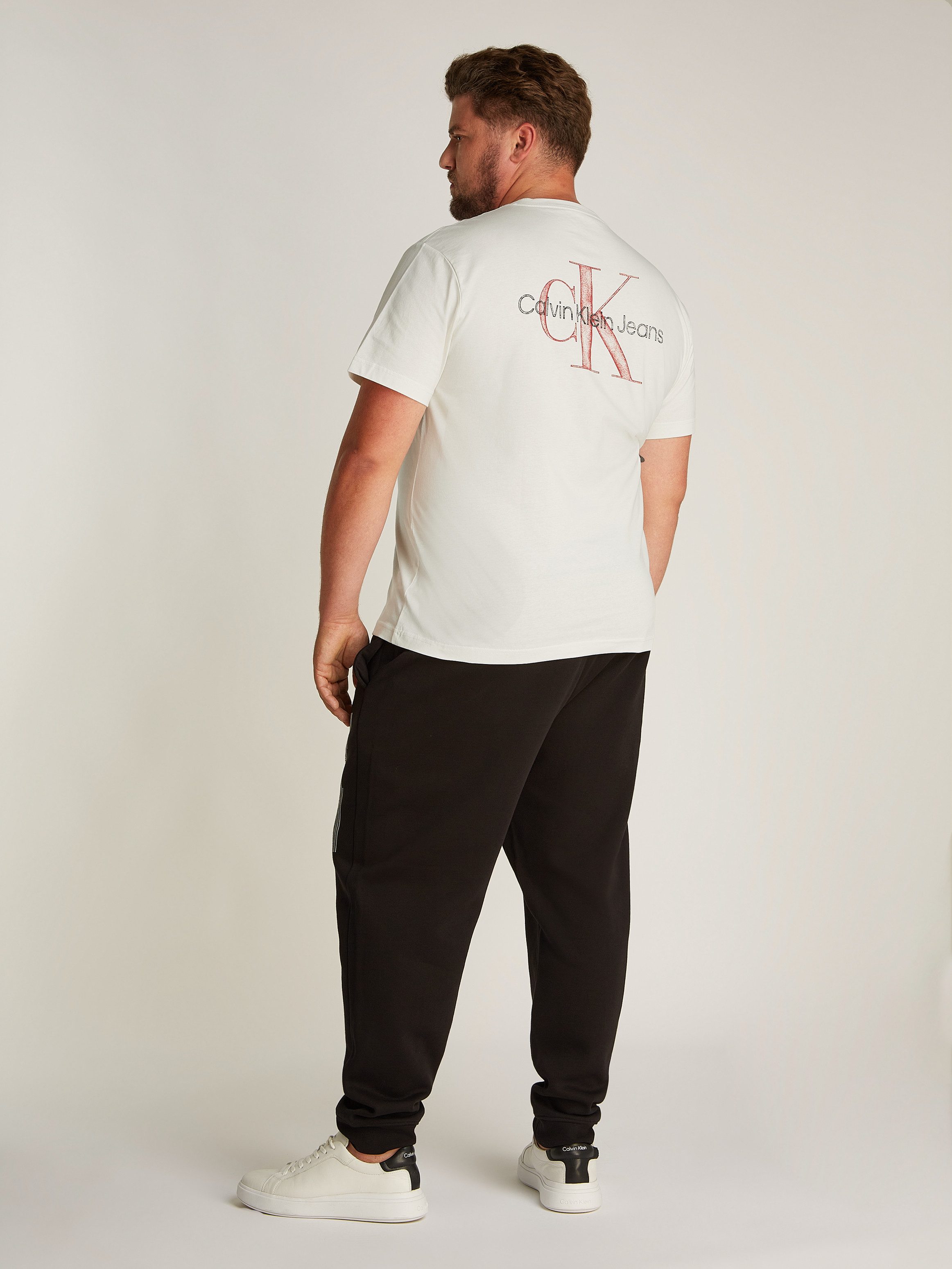 Calvin Klein Jeans Plus T-shirt Plus Textured Monologo Tee in grote maten met rugprint