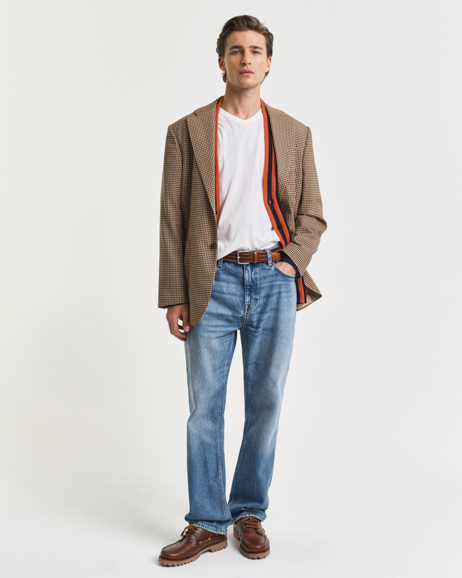 Gant T-shirt SLIM SHIELD V-NECK T-SHIRT met een klein geborduurd logo op de borst